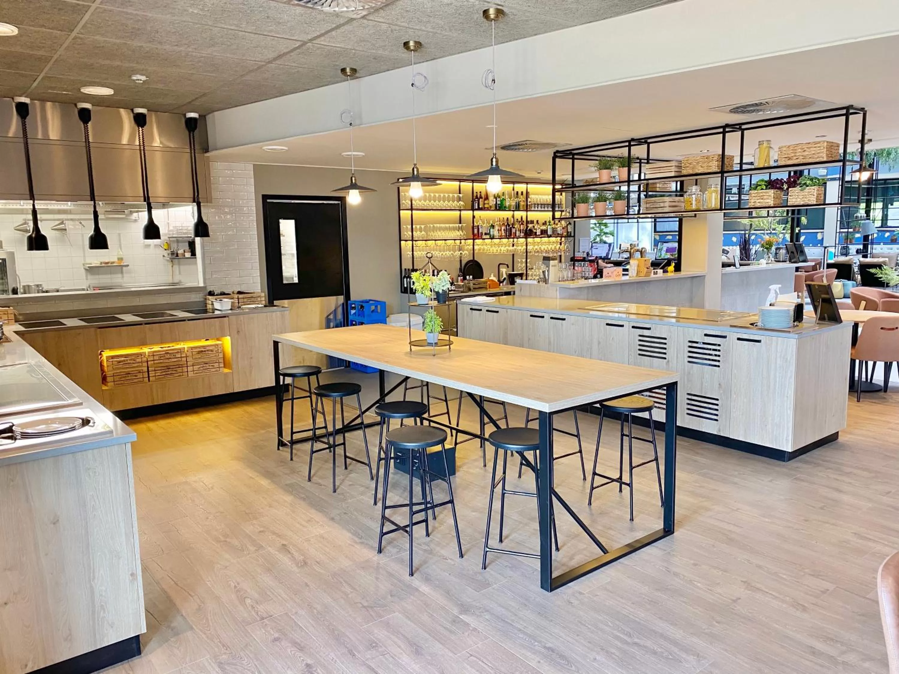 Restaurant/places to eat in Skyline Airport Hotel