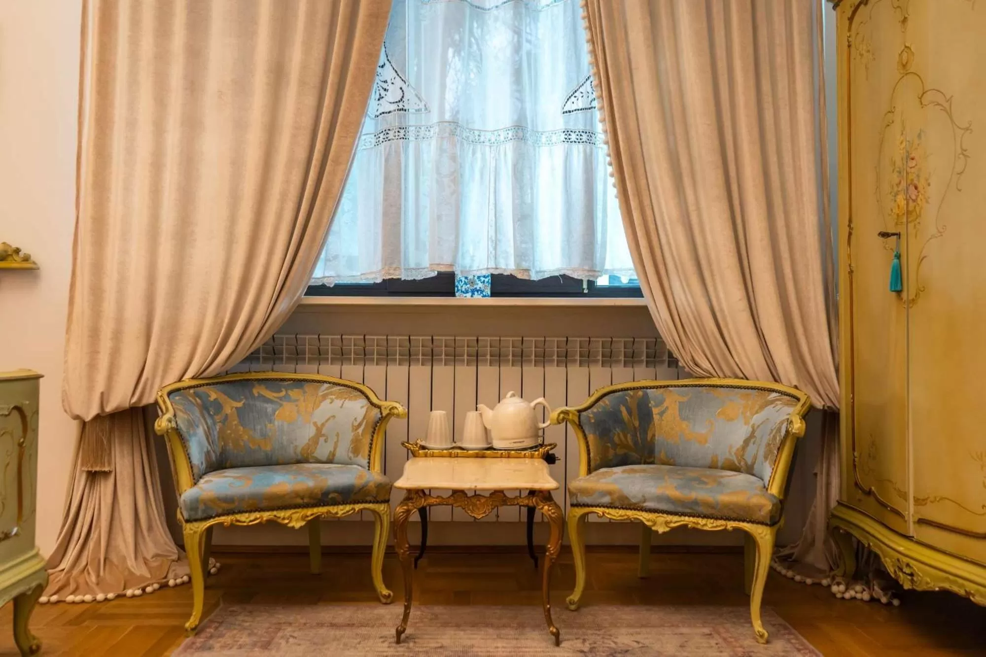 Photo of the whole room in Conacul Coroanei Luxury Boutique Hotel