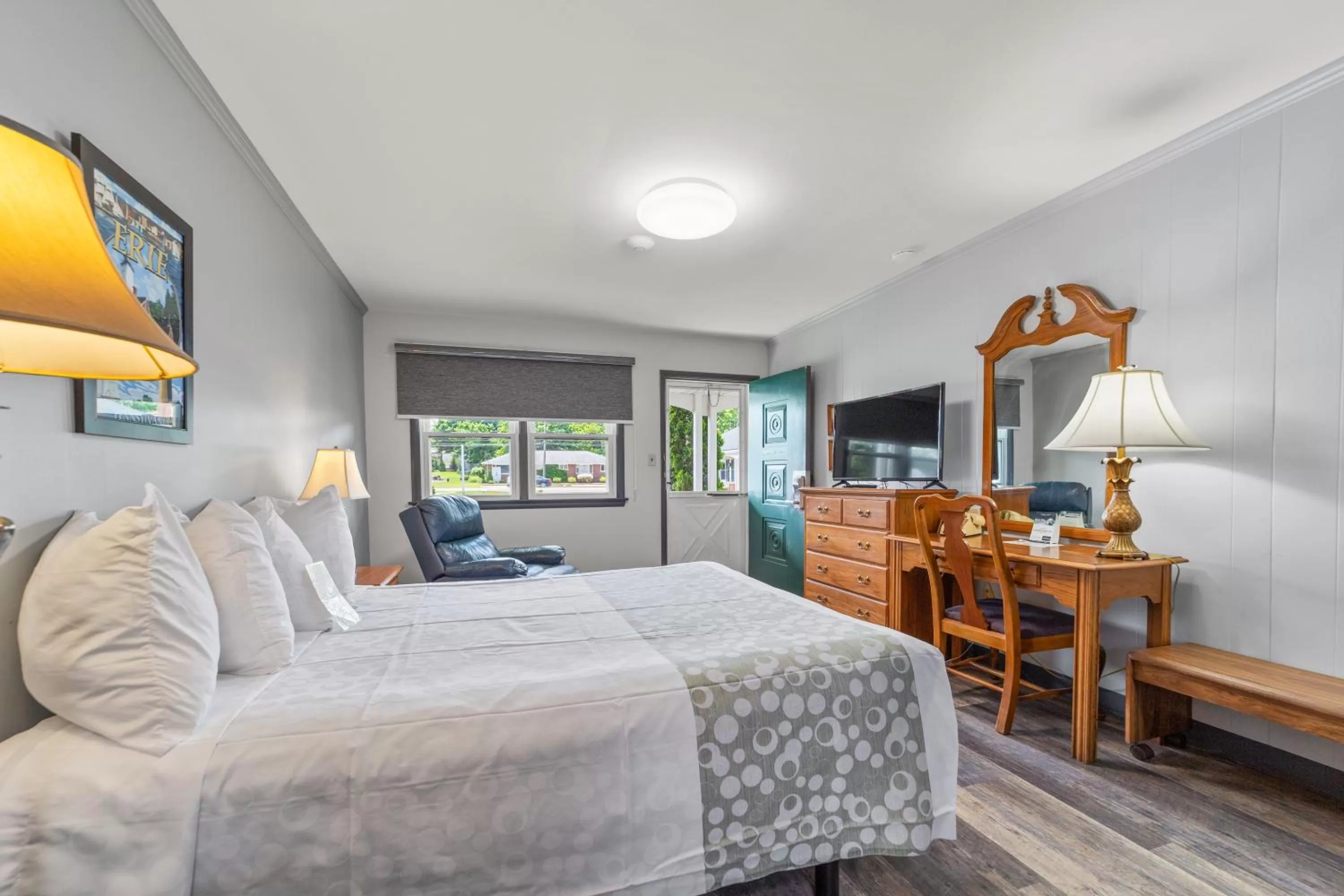 Photo of the whole room, Bed in Glass House Inn Erie Near I-90 & I-79