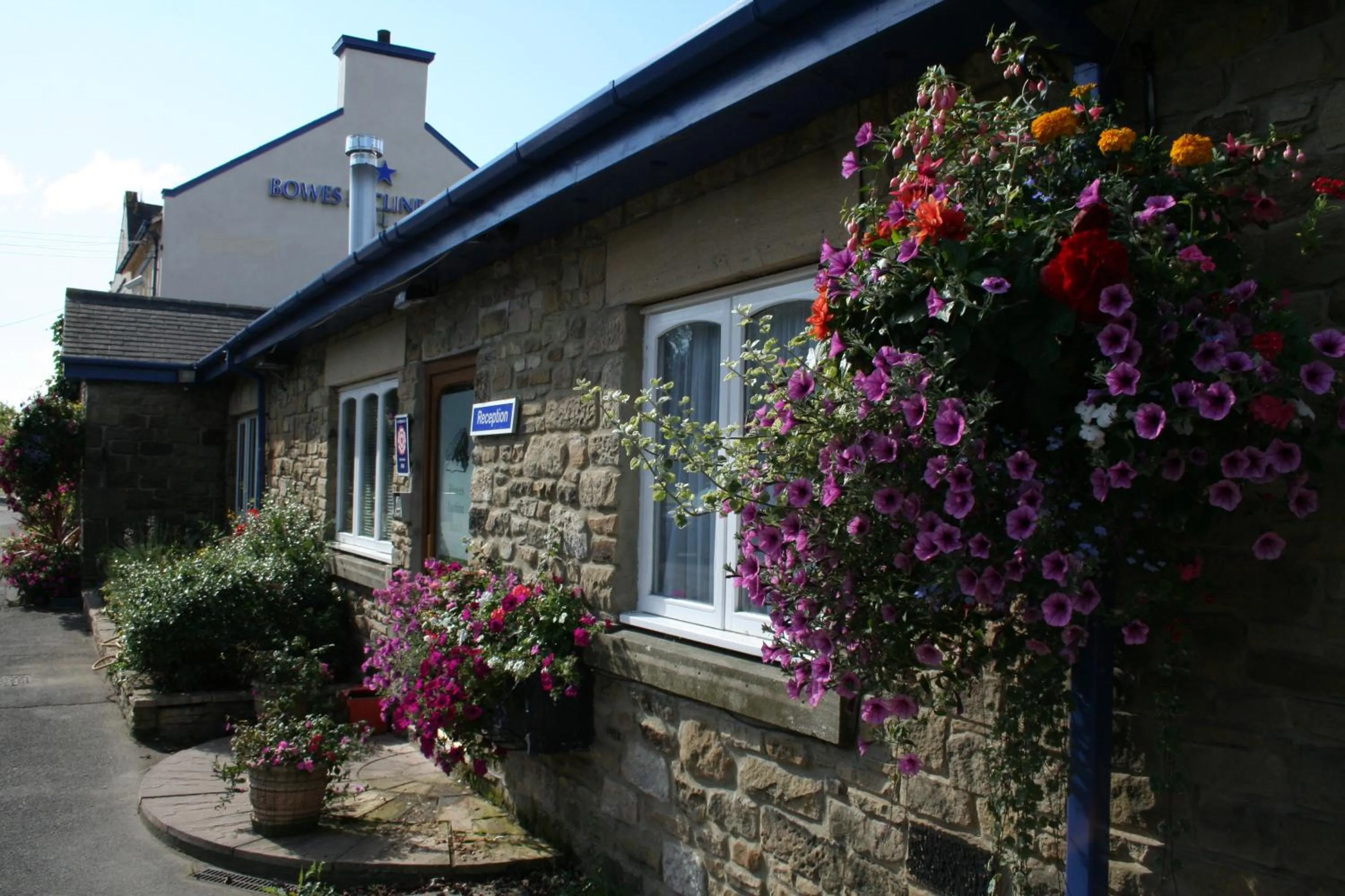 Facade/entrance in Bowes Incline Hotel