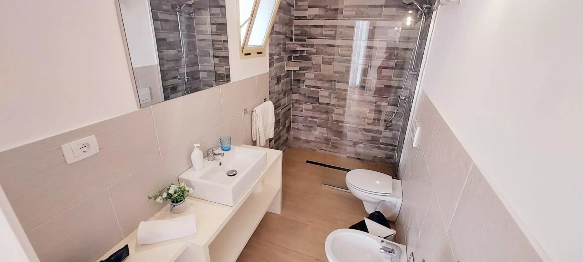 Bathroom in Branco Suites - Rooms & Holiday Apartments