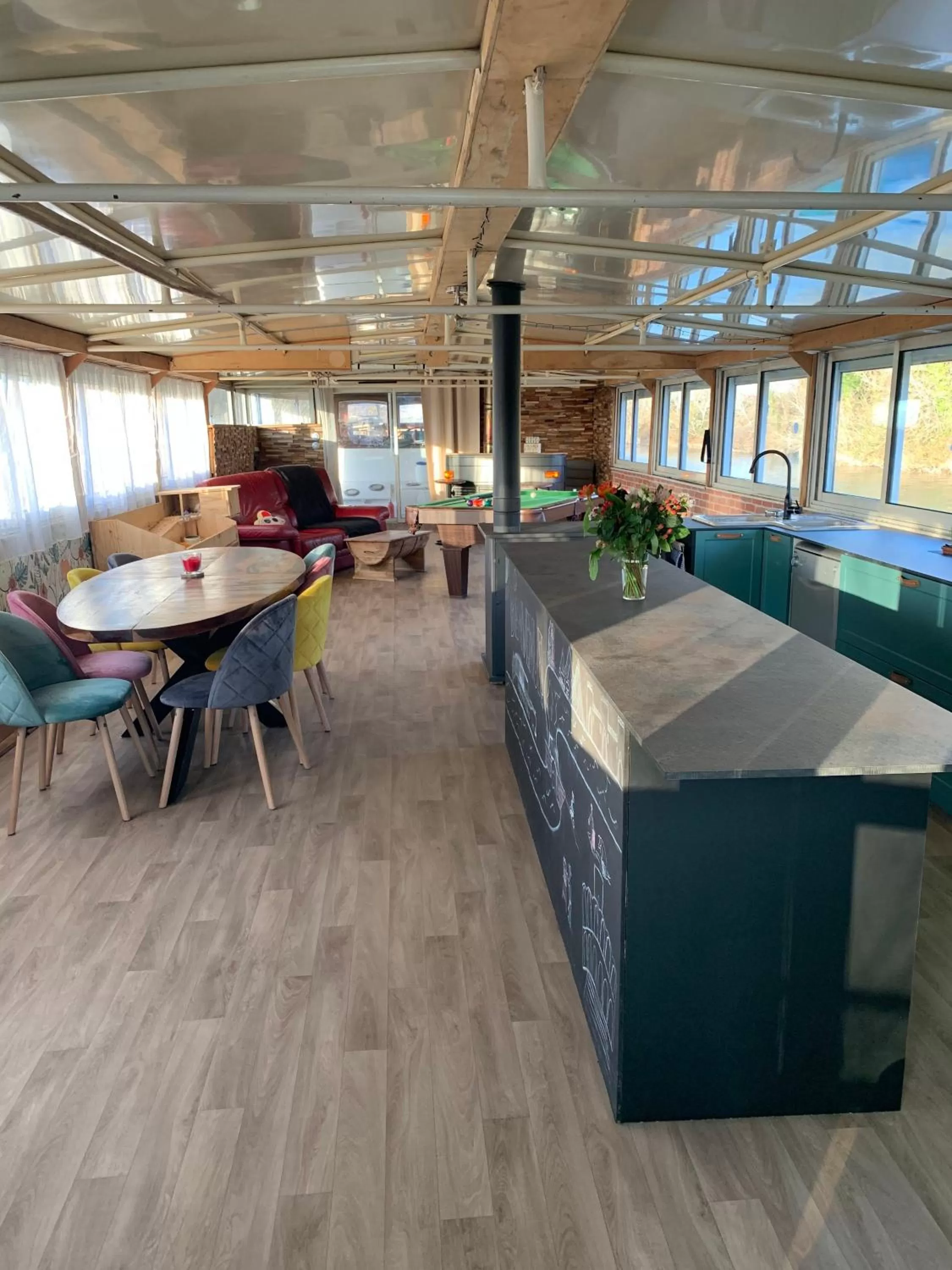 Living room in Péniche Le Pescalune - Chambre d'hôtes