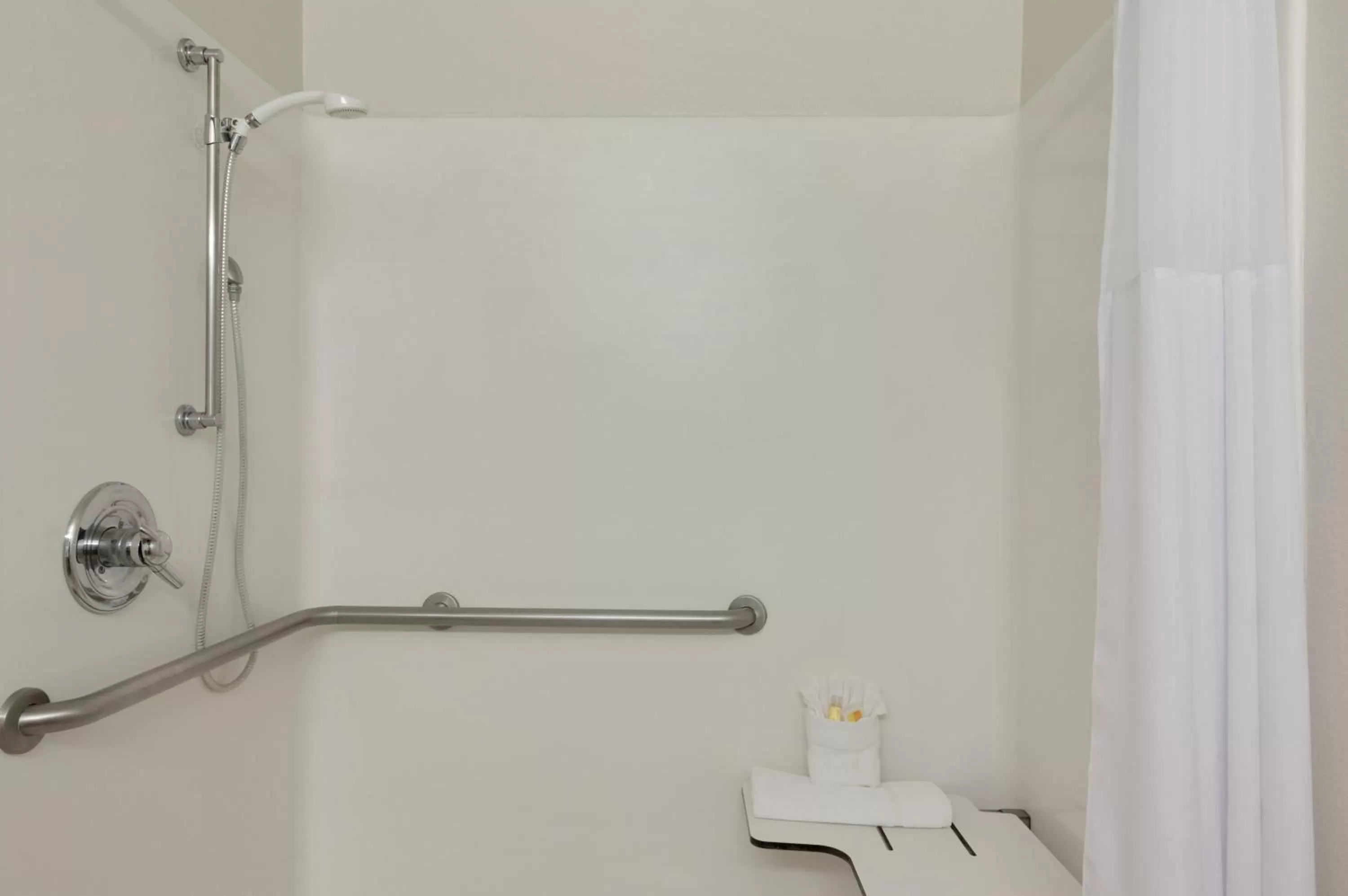 Shower in Days Inn & Suites by Wyndham Conroe North
