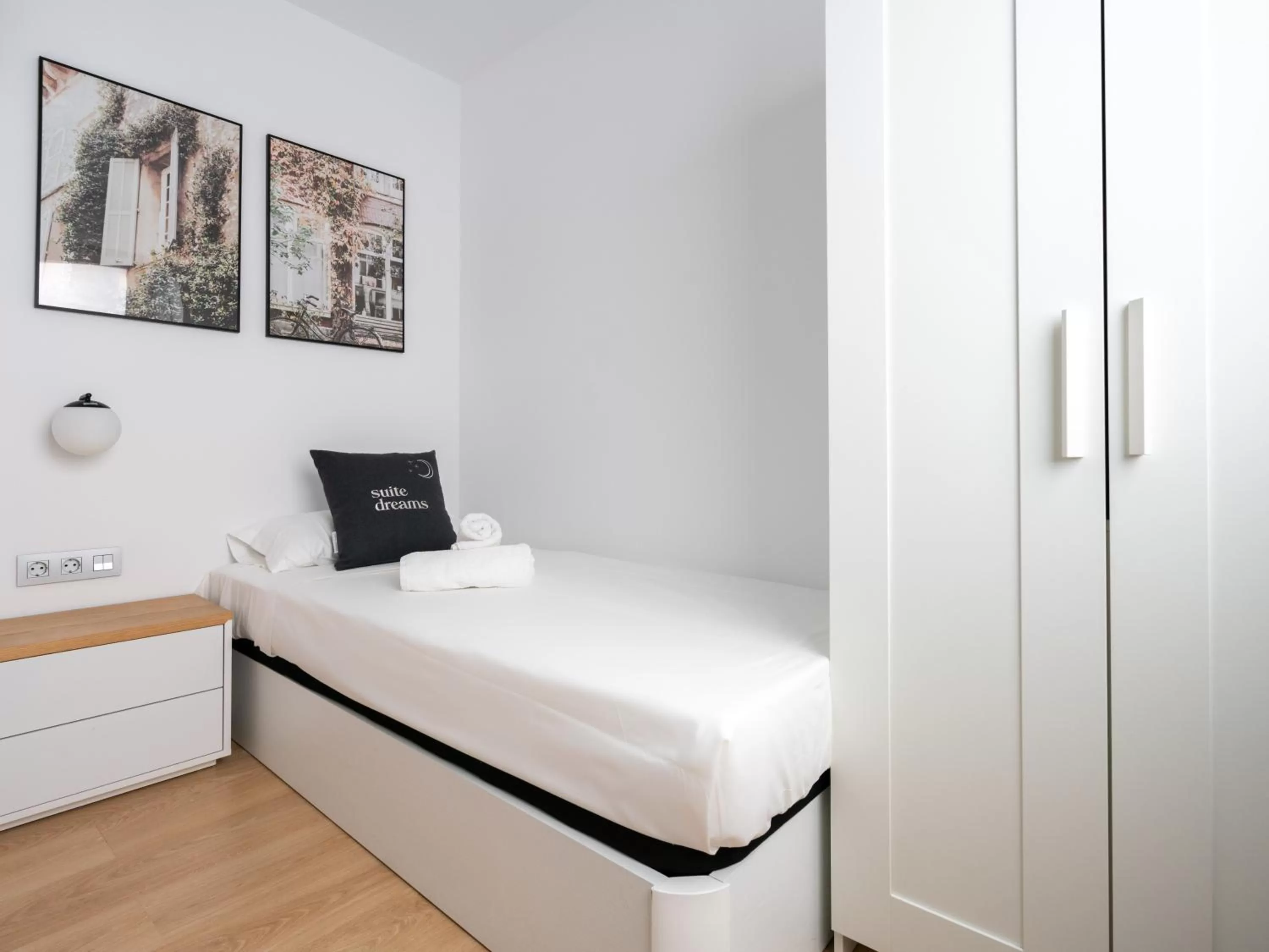 Bed in Limehome Barcelona Carrer de Fontcoberta - Digital Access