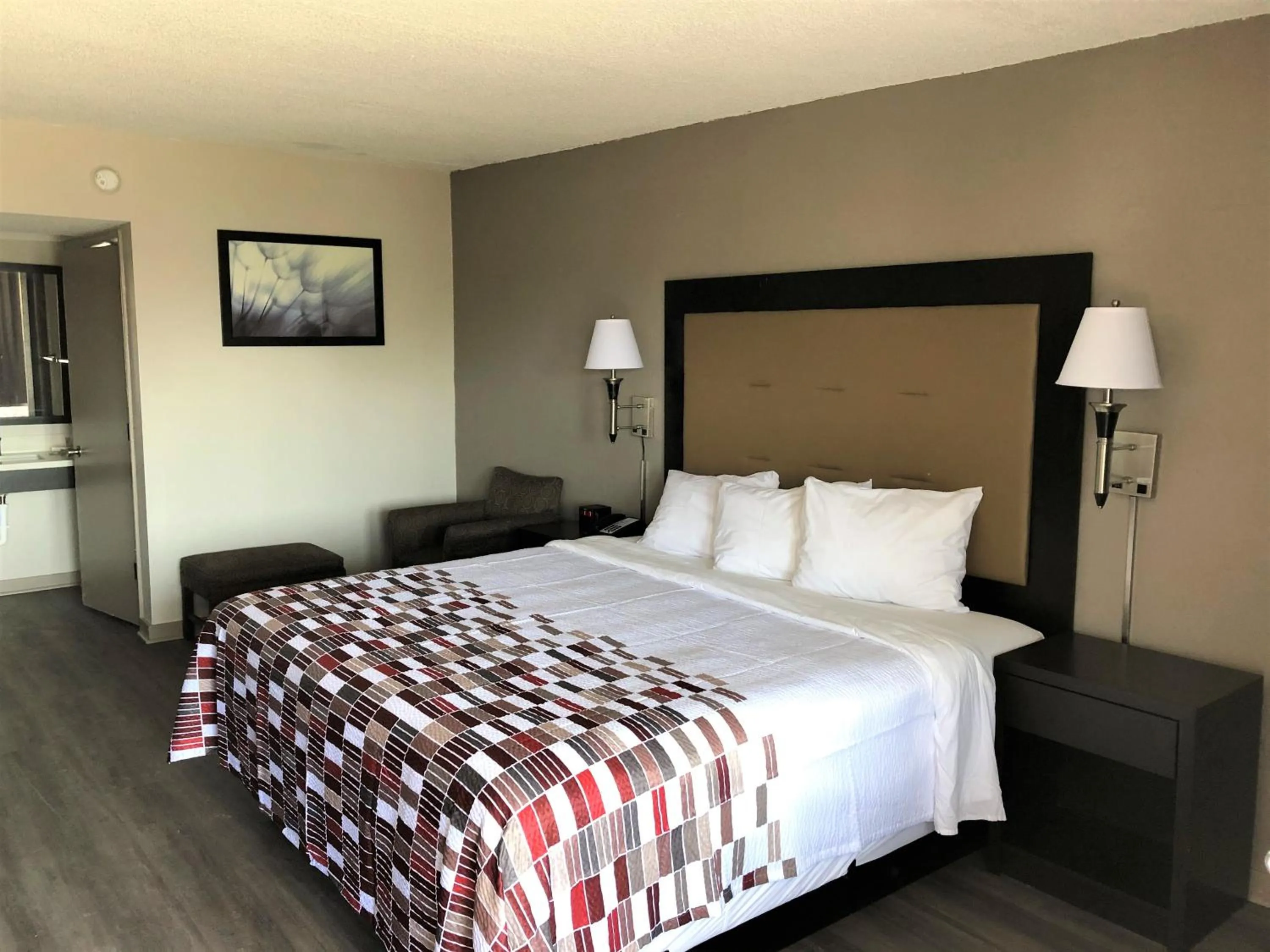 Photo of the whole room, Bed in Red Roof Inn Greenville, NC