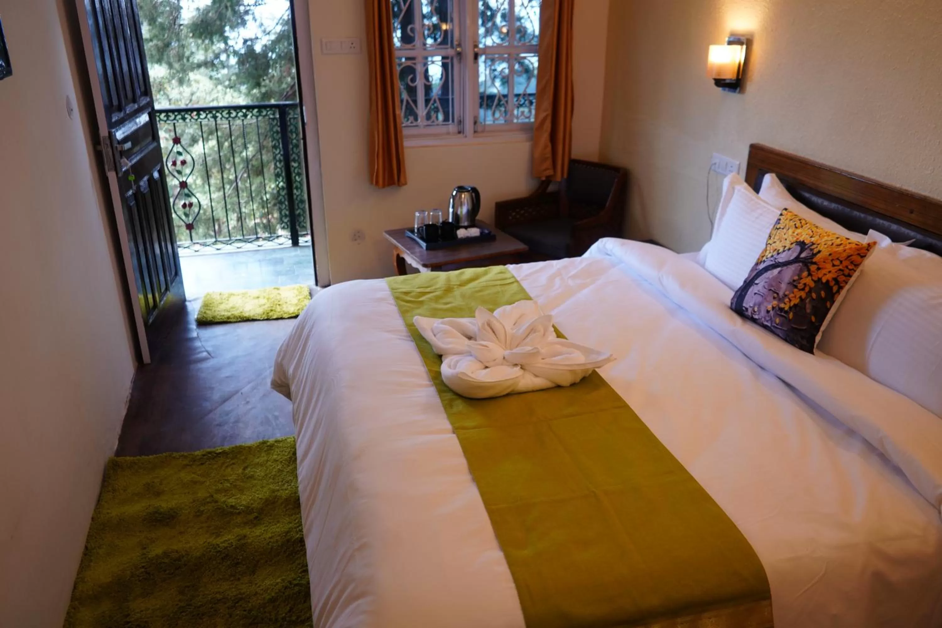 Photo of the whole room, Bed in Jakhu Vibes