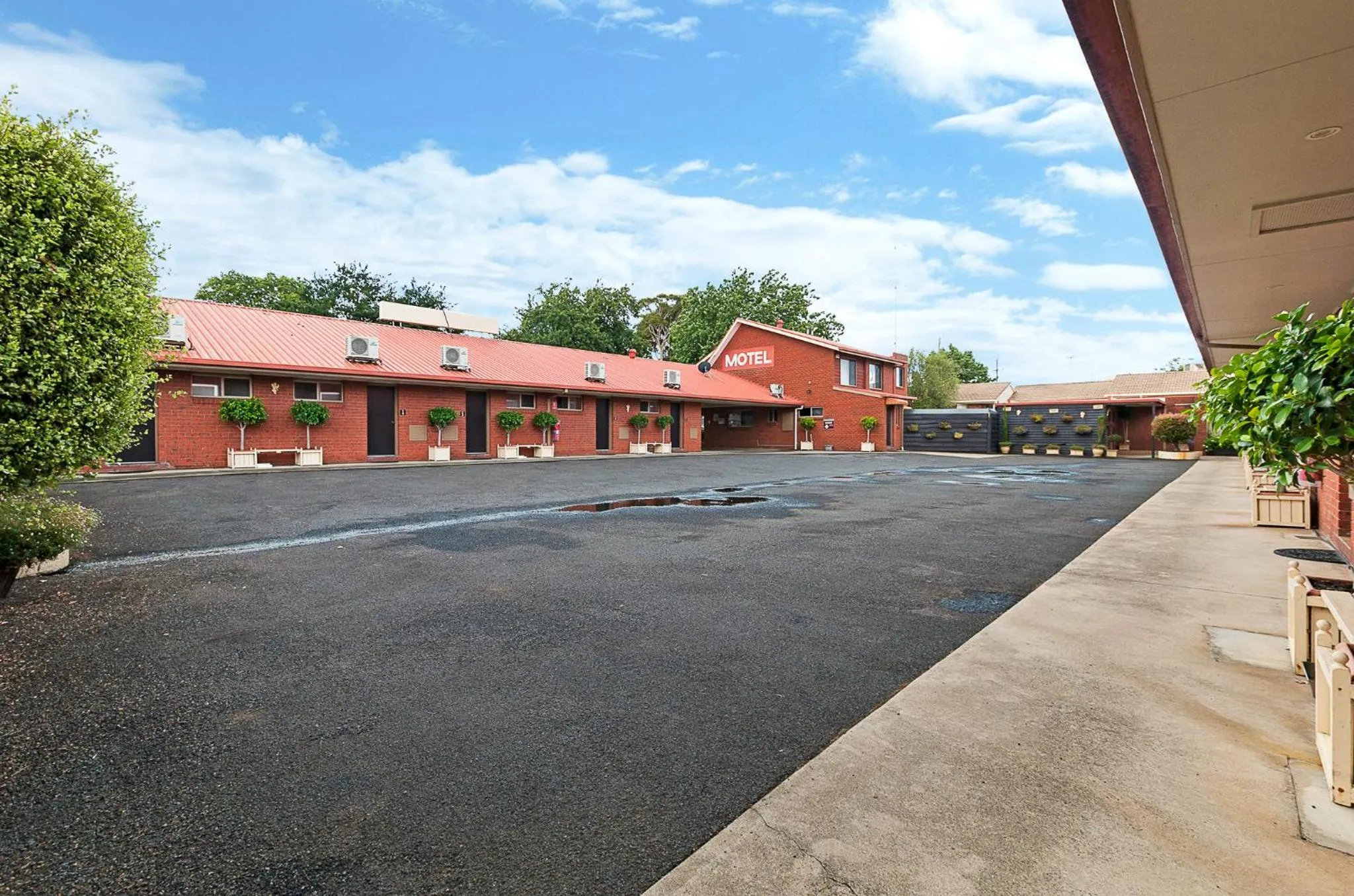 Parking in AAt 28 Goldsmith Motel