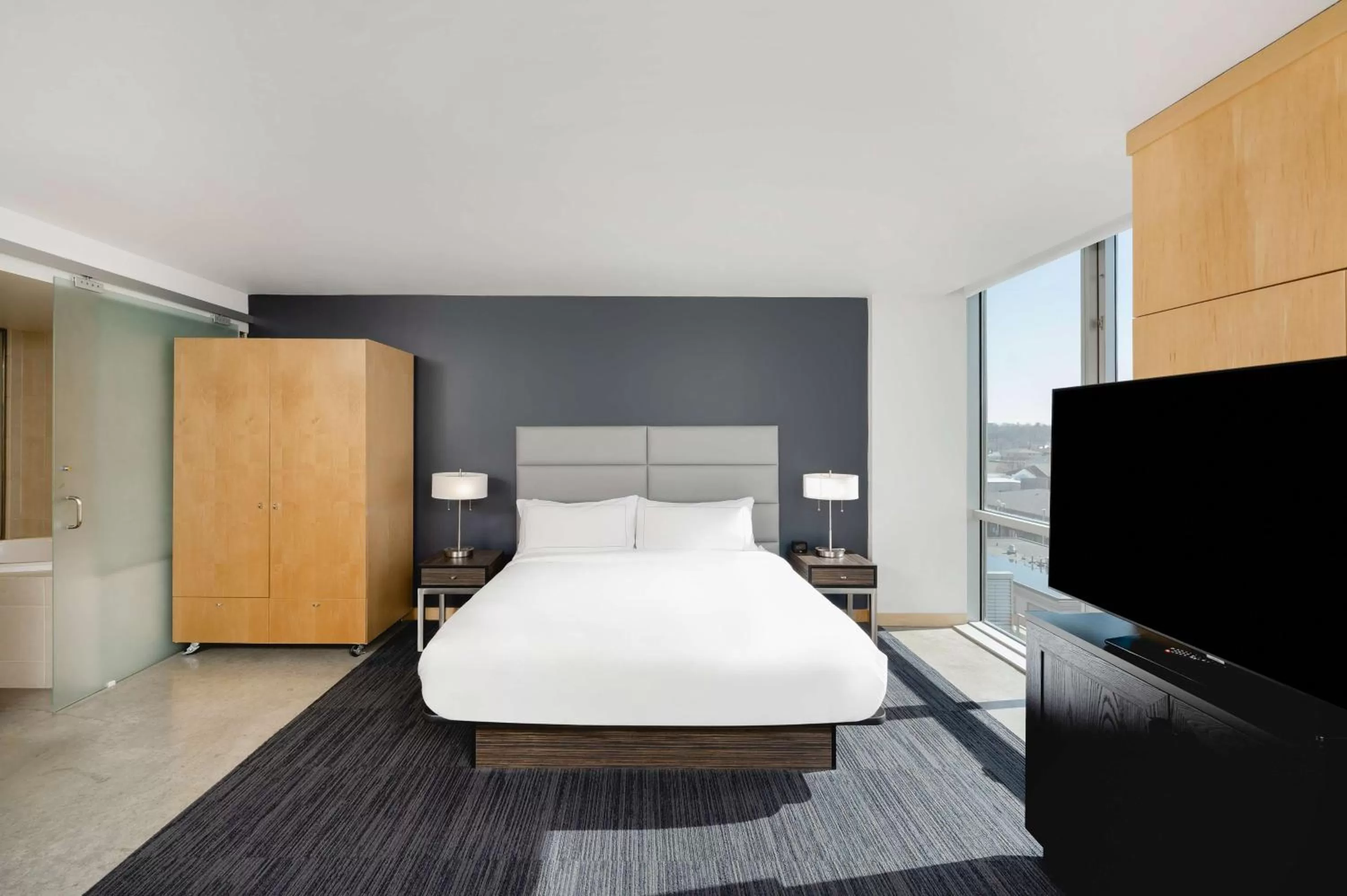 Queen Room in Hotelvetro Iowa City, Tapestry Collection By Hilton