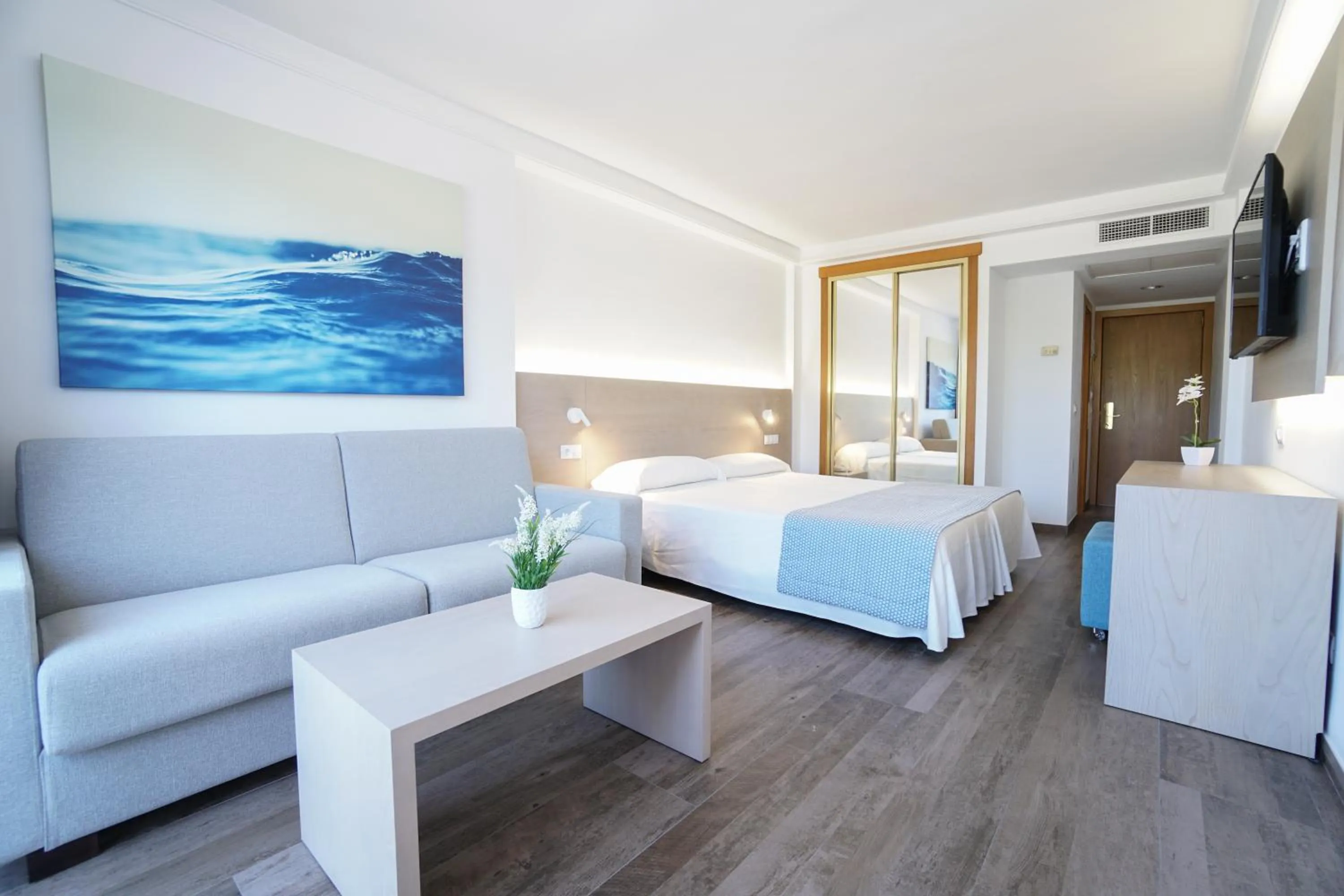 Photo of the whole room, Bed in Hotel Millor Sol