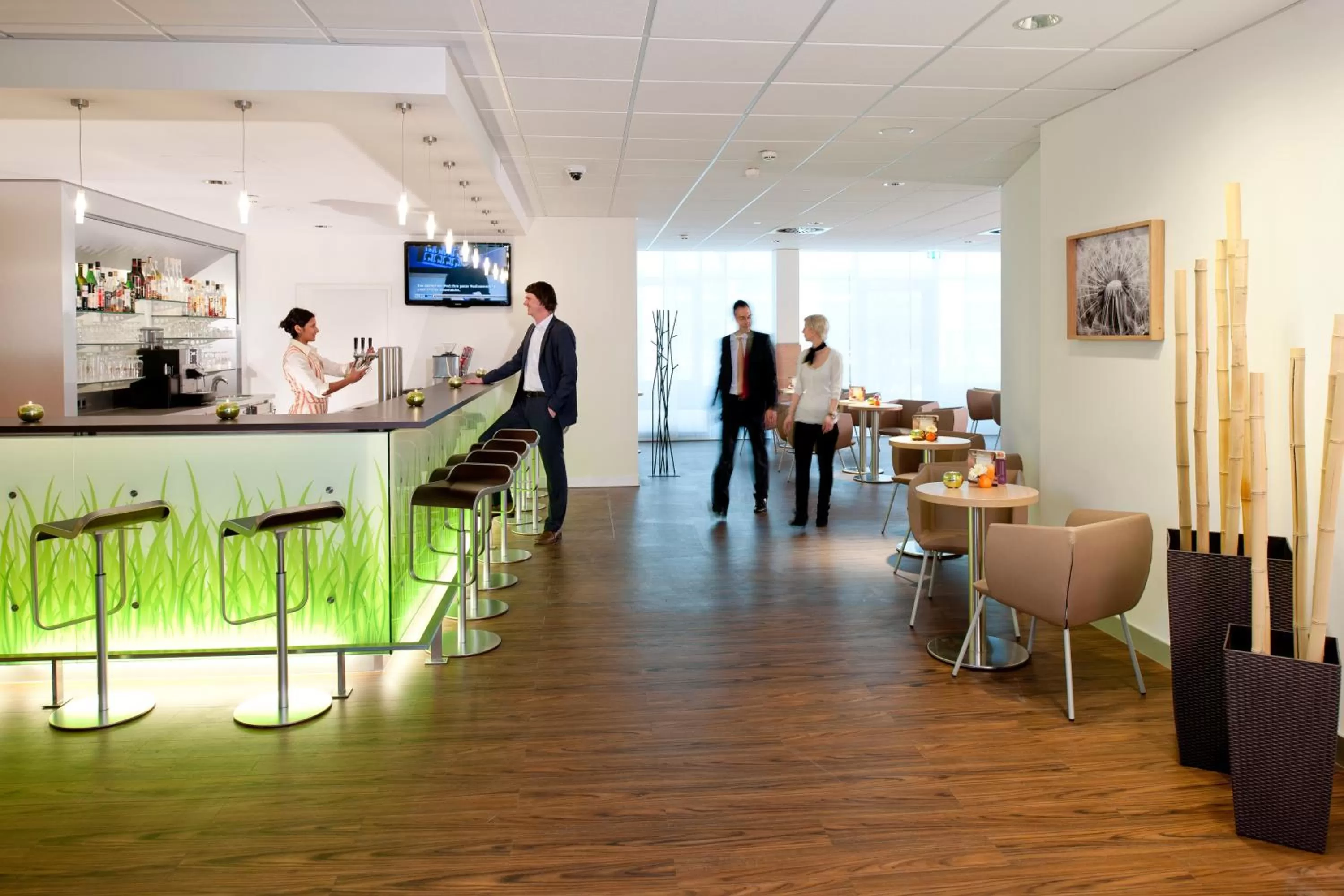 Lounge or bar in ibis Augsburg Hauptbahnhof