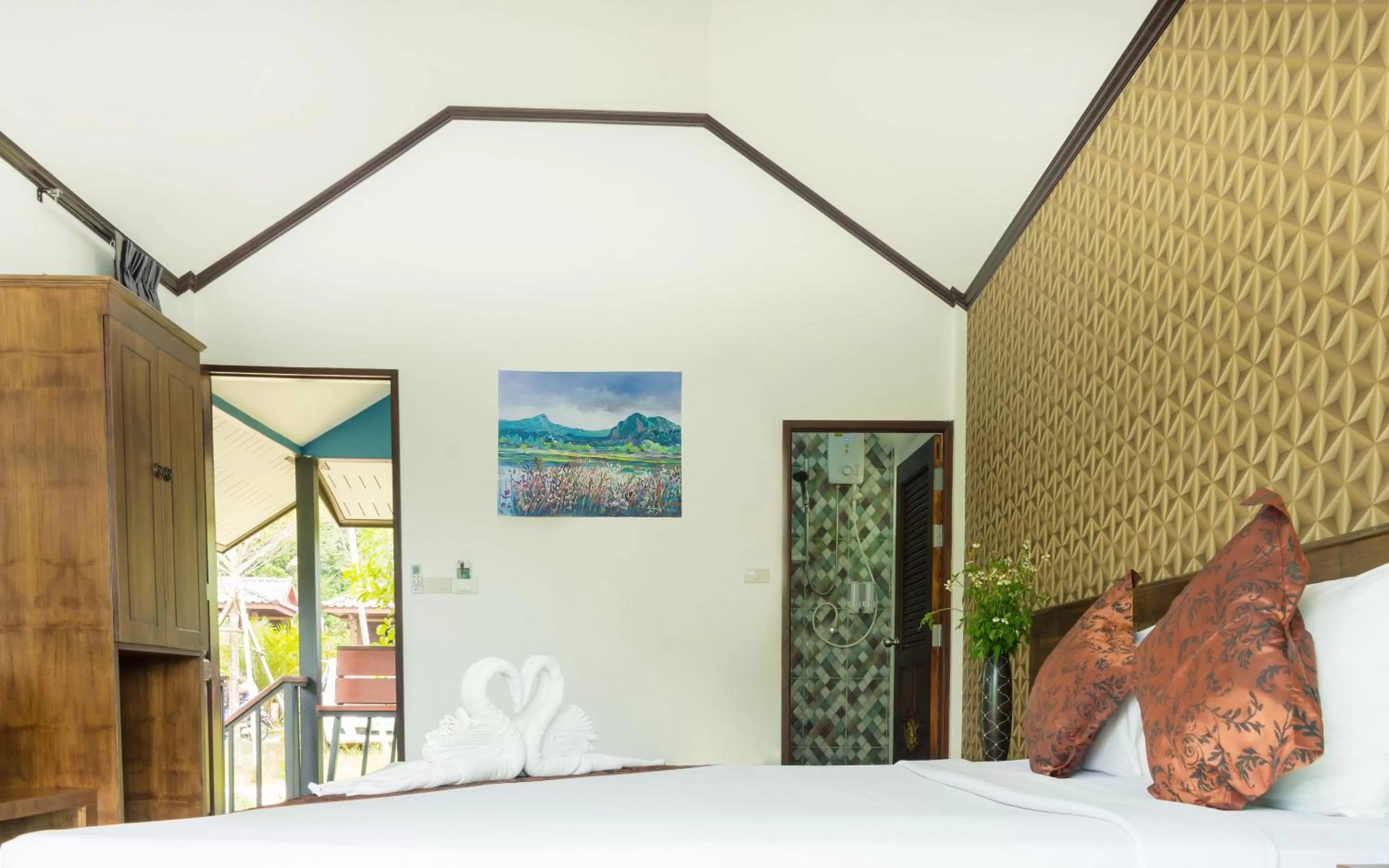 Bed in Baannai Lake View Resort