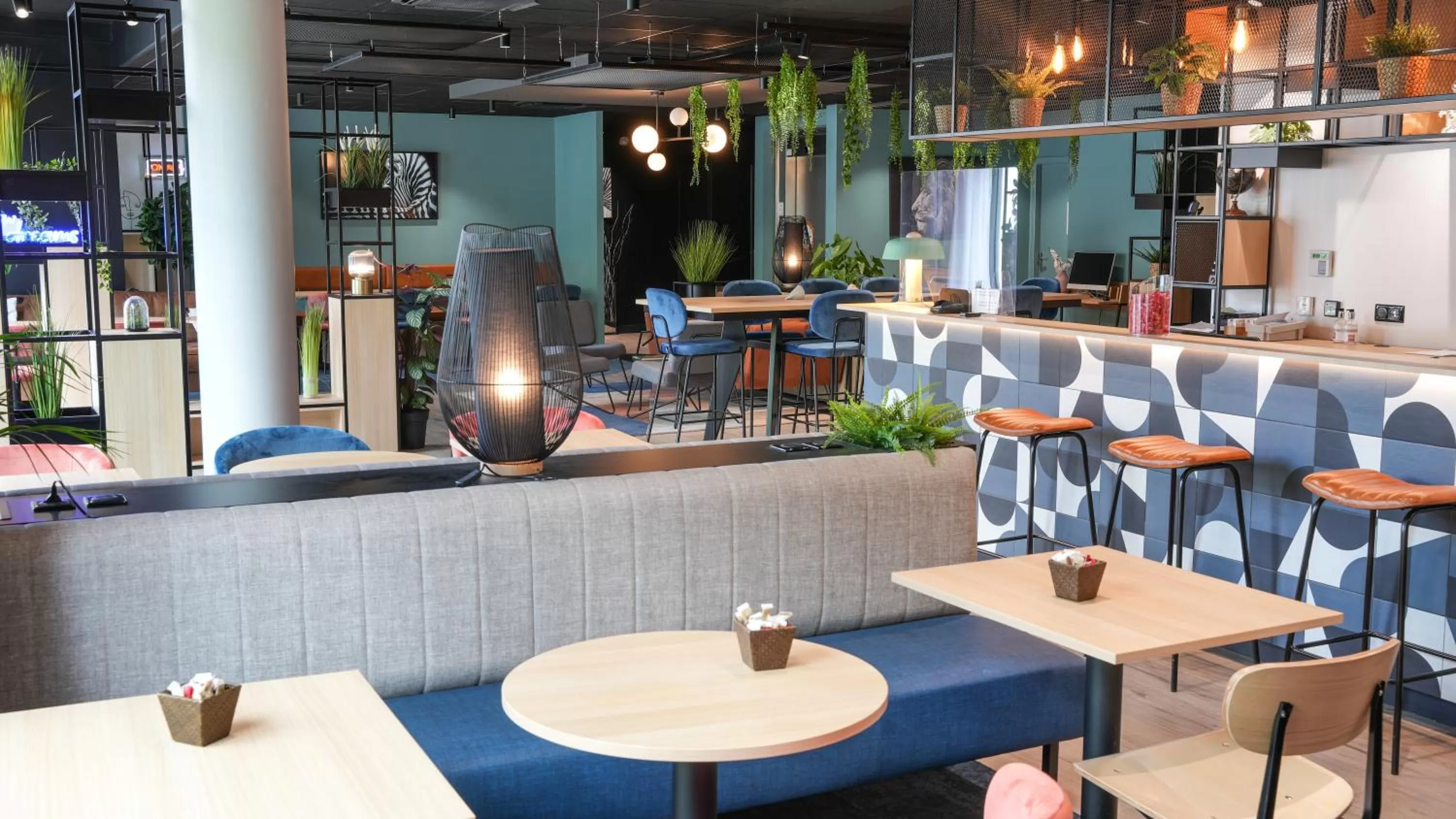 Lounge or bar in Ibis Vitré Centre