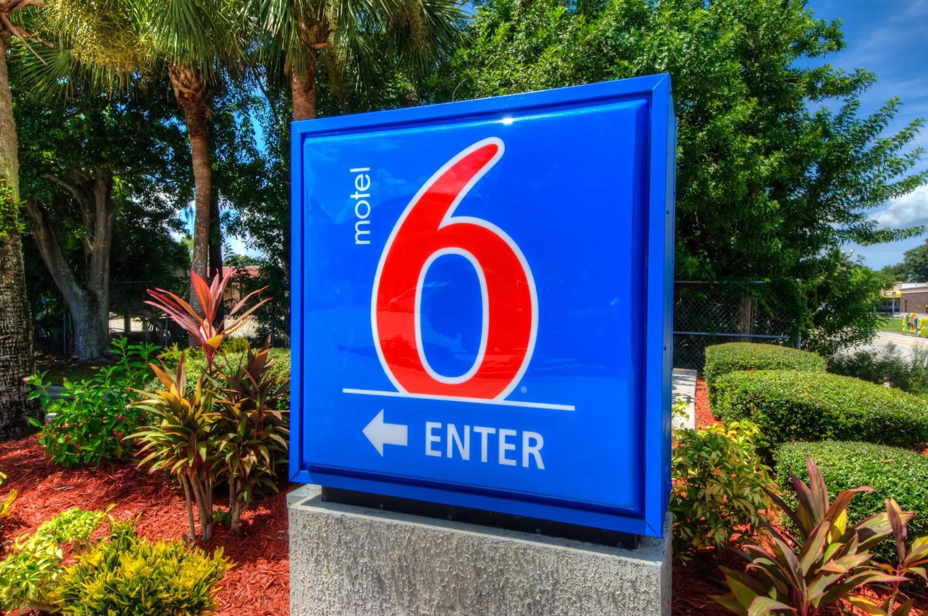 Facade/entrance in Motel 6-Bradenton, FL