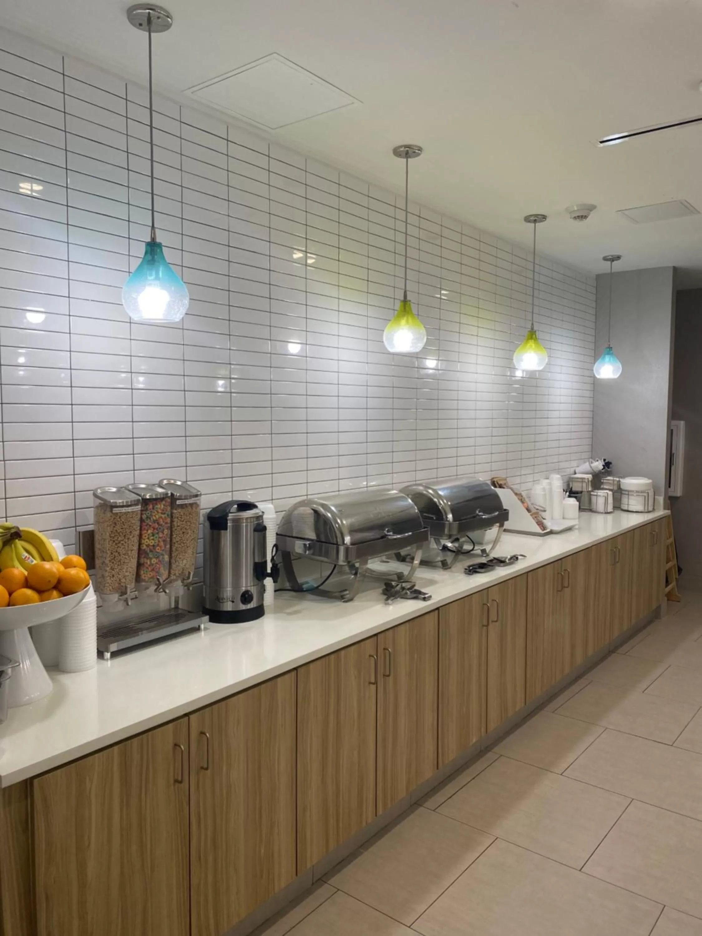 Buffet breakfast in La Quinta Inn & Suites by Wyndham Lake City