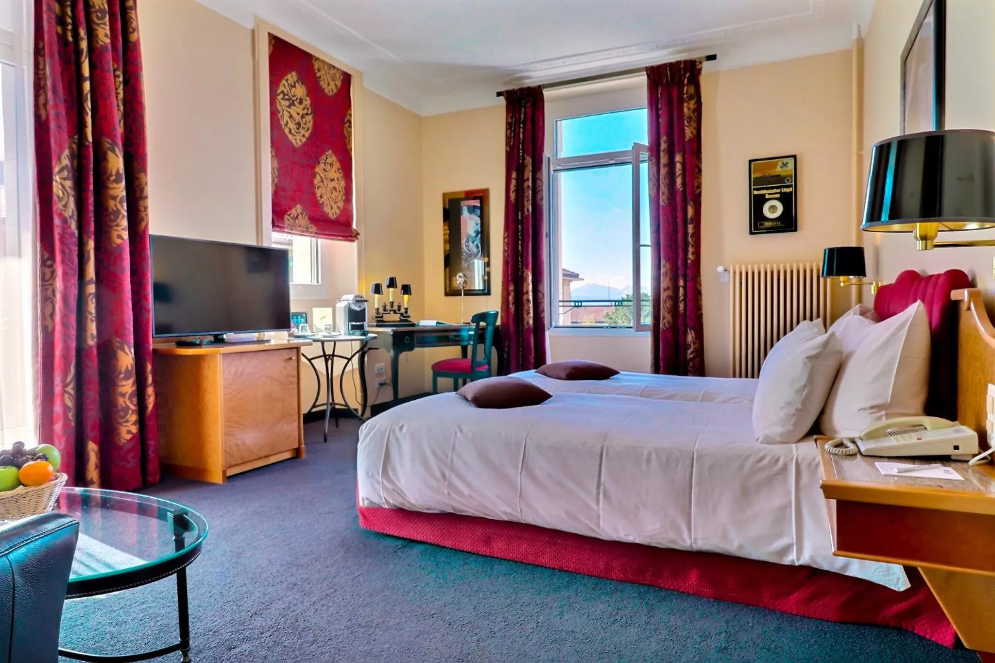 Photo of the whole room, Bed in Hotel Mirabeau, BW Signature Collection, Lausanne