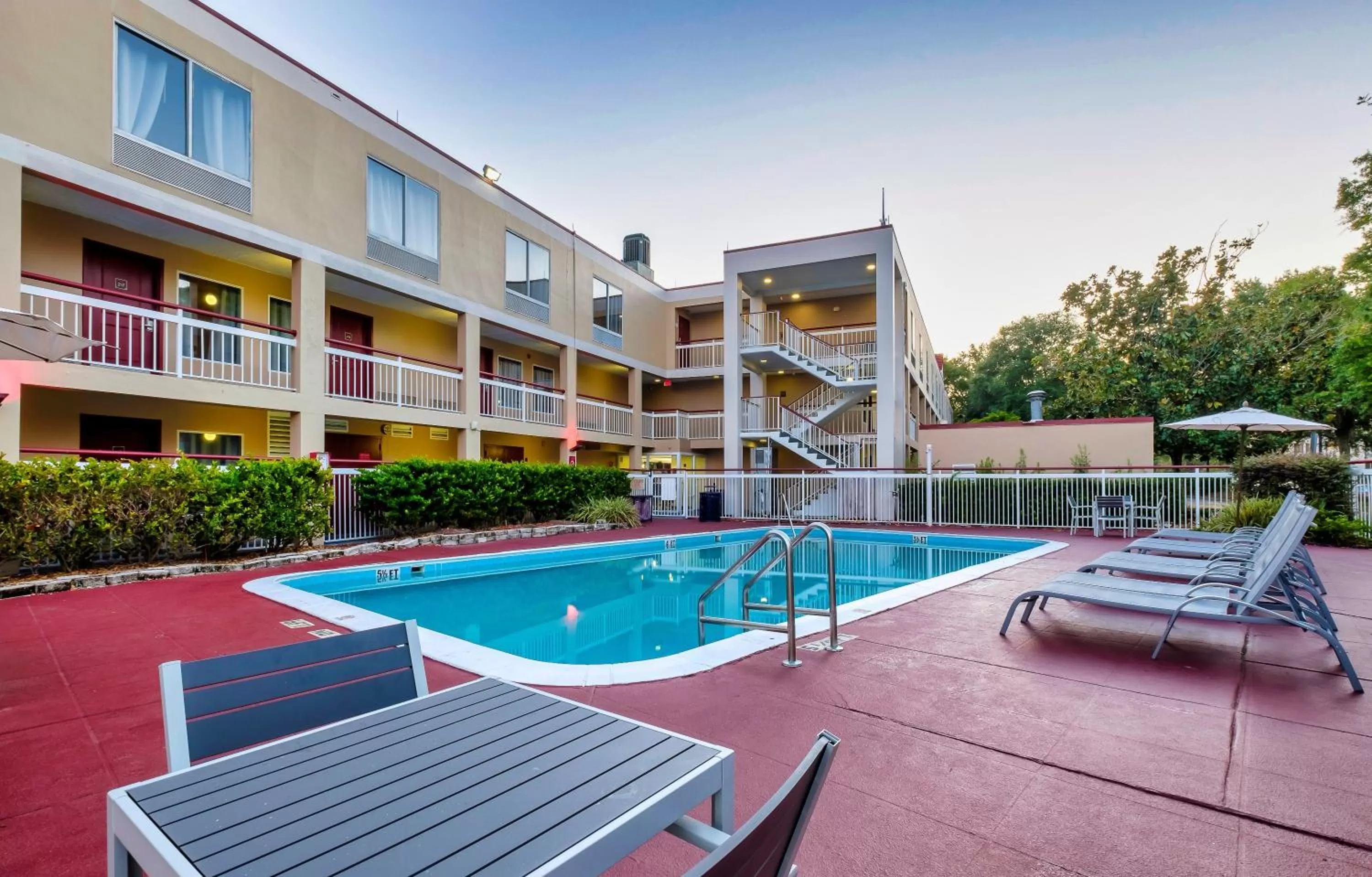 Swimming pool, Property Building in Red Roof Inn PLUS Orlando-Convention Center- Int'l Dr