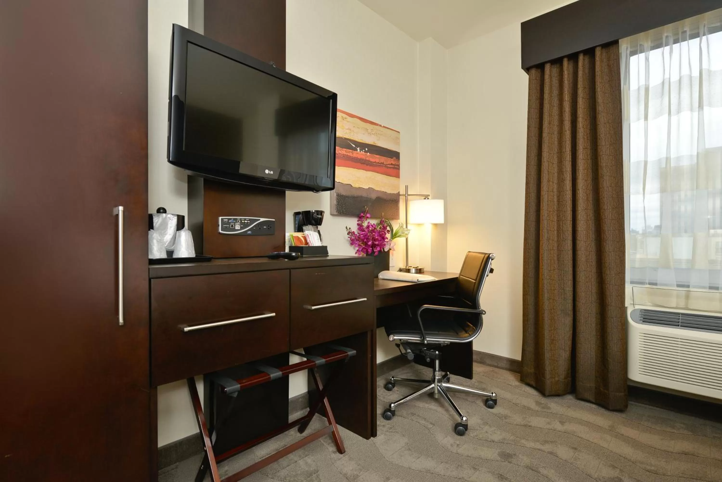 TV and multimedia in Holiday Inn Lower East Side by IHG