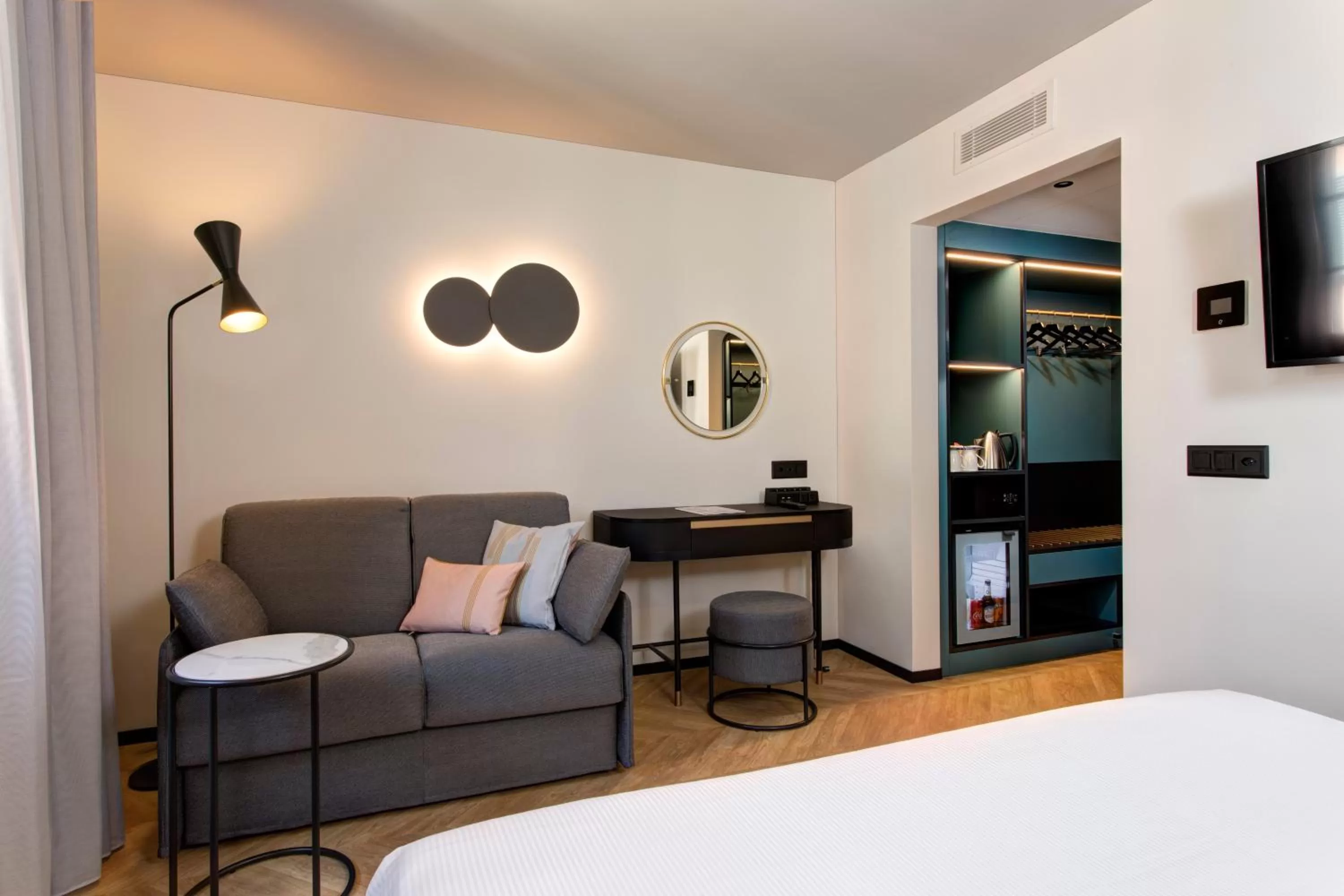 Photo of the whole room, Bed in LUGANODANTE Boutique & Lifestyle Hotel