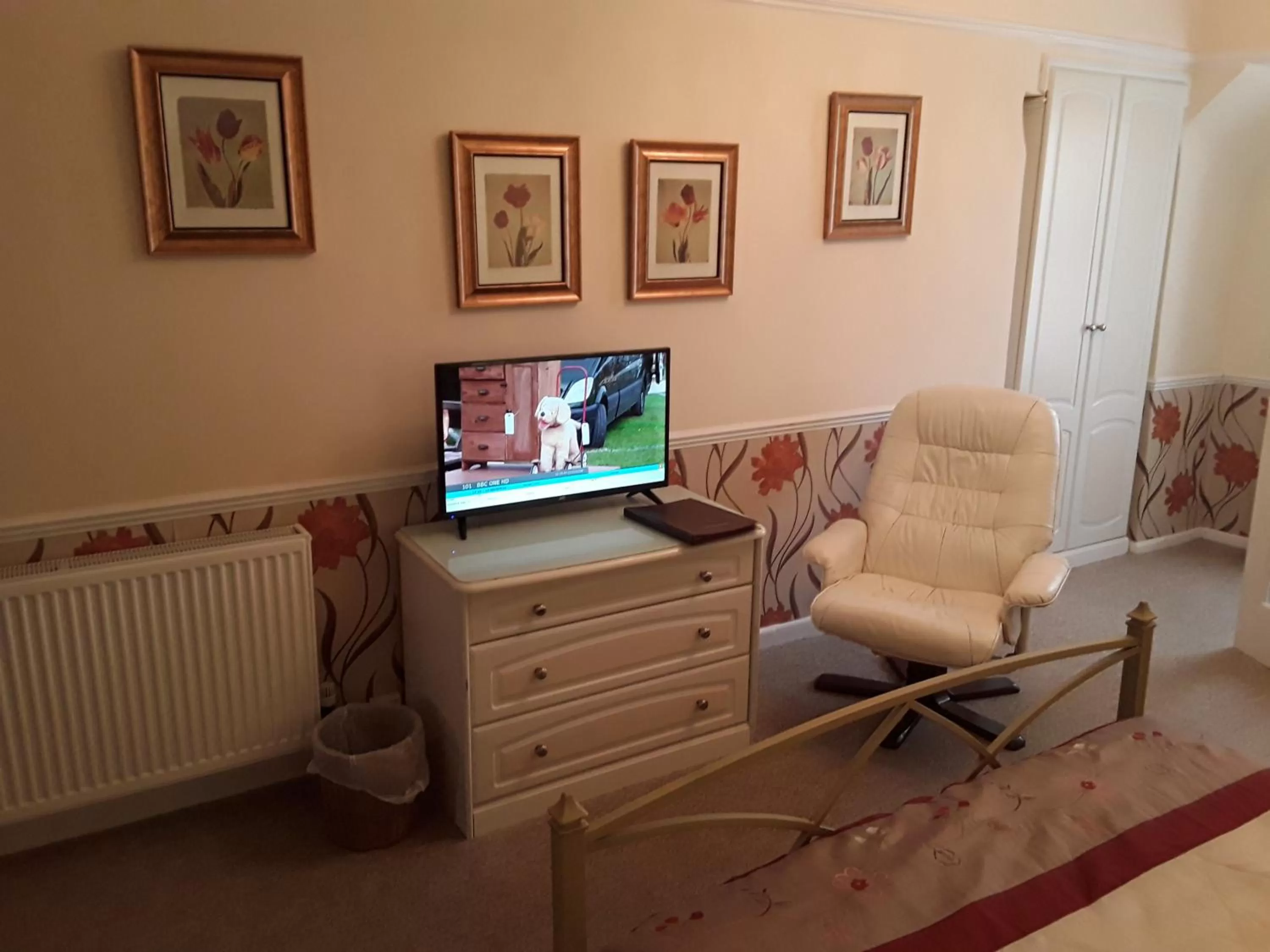 The Rose Room Shower En Suite in The Pack o' Cards