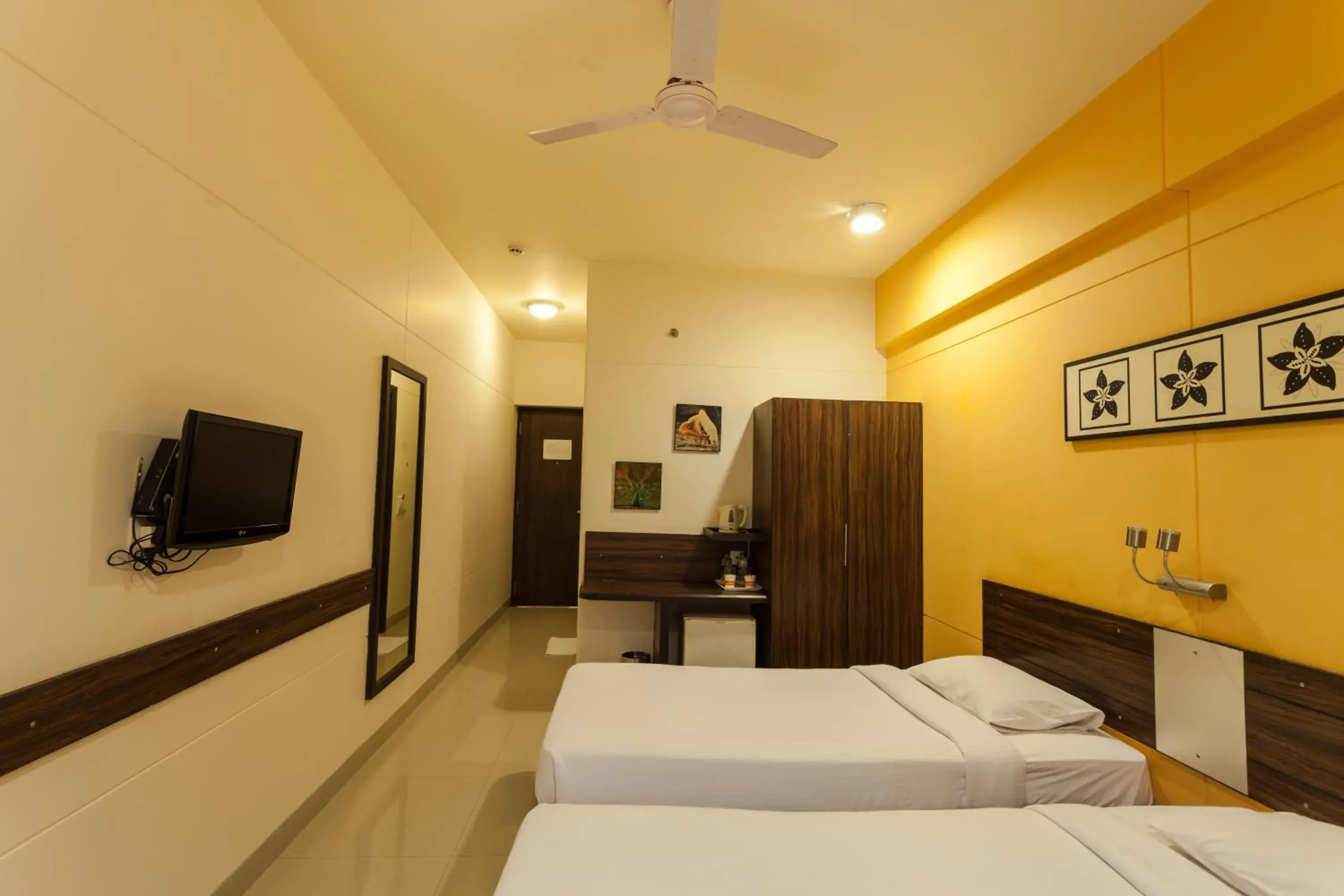 Superior Twin Room - single occupancy in Ginger Surat Superior Twin Room - single occupancy in Ginger Surat