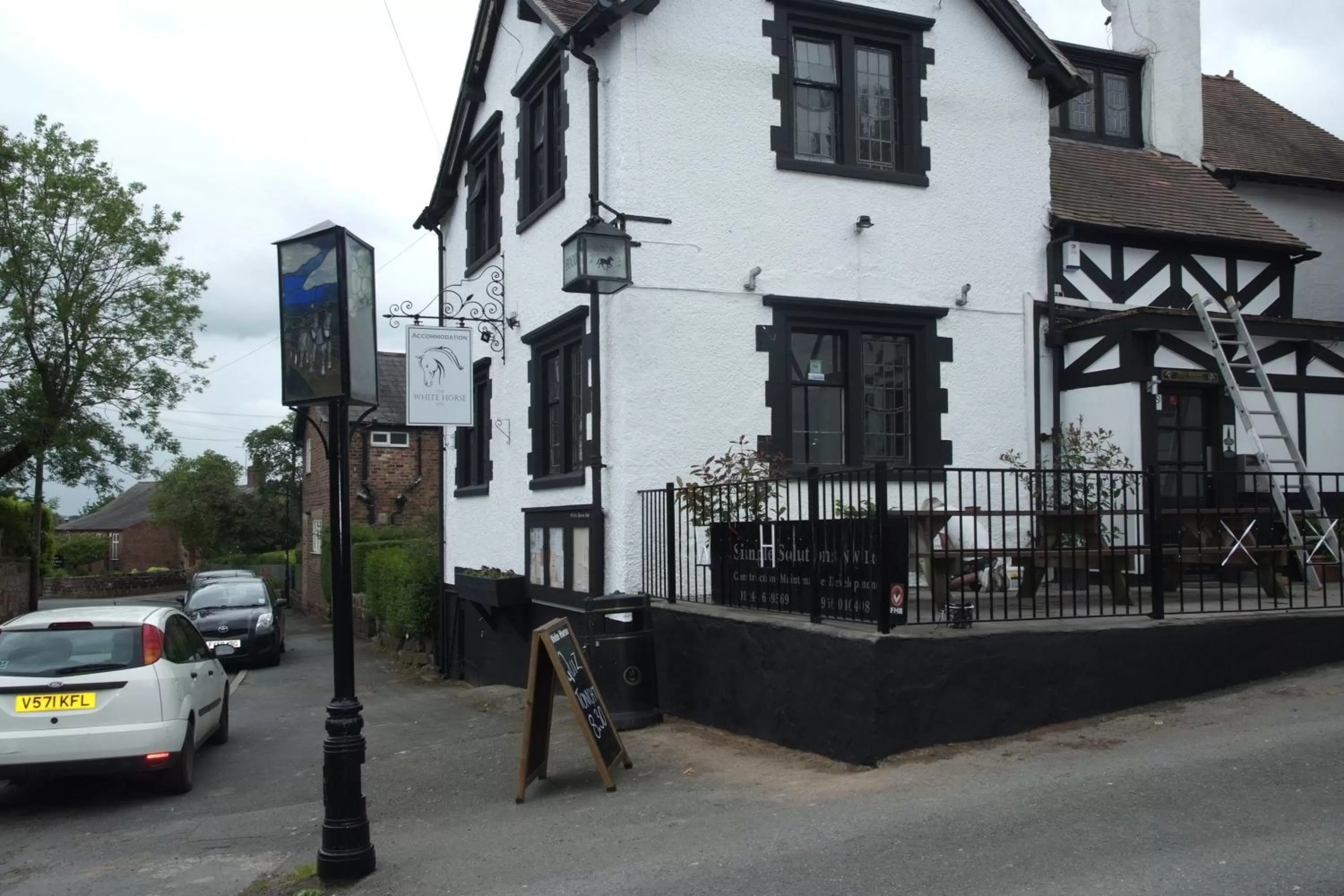 Facade/entrance in White Horse Inn