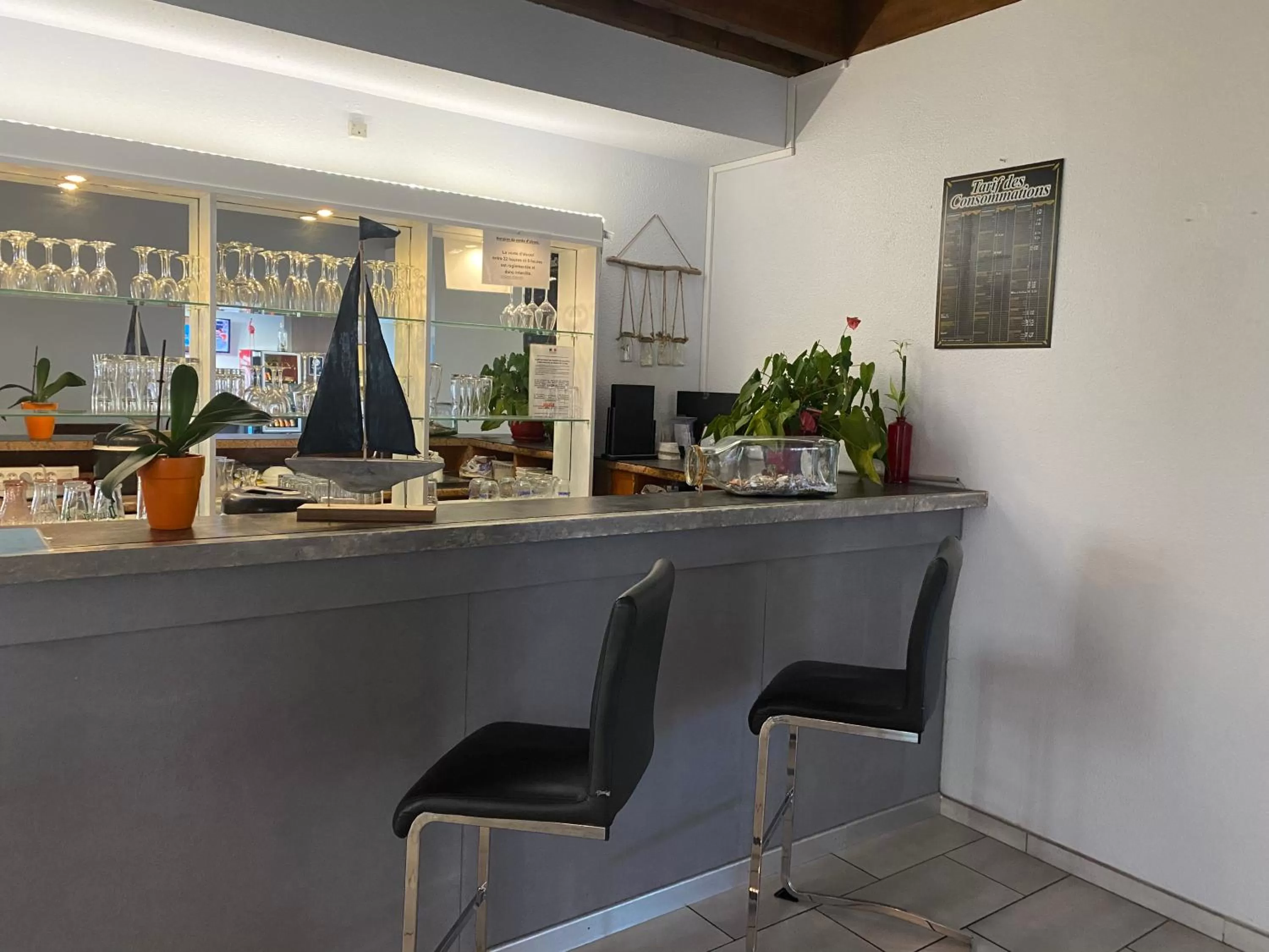 Lounge or bar in Kyriad Montpellier Aéroport - Gare Sud de France