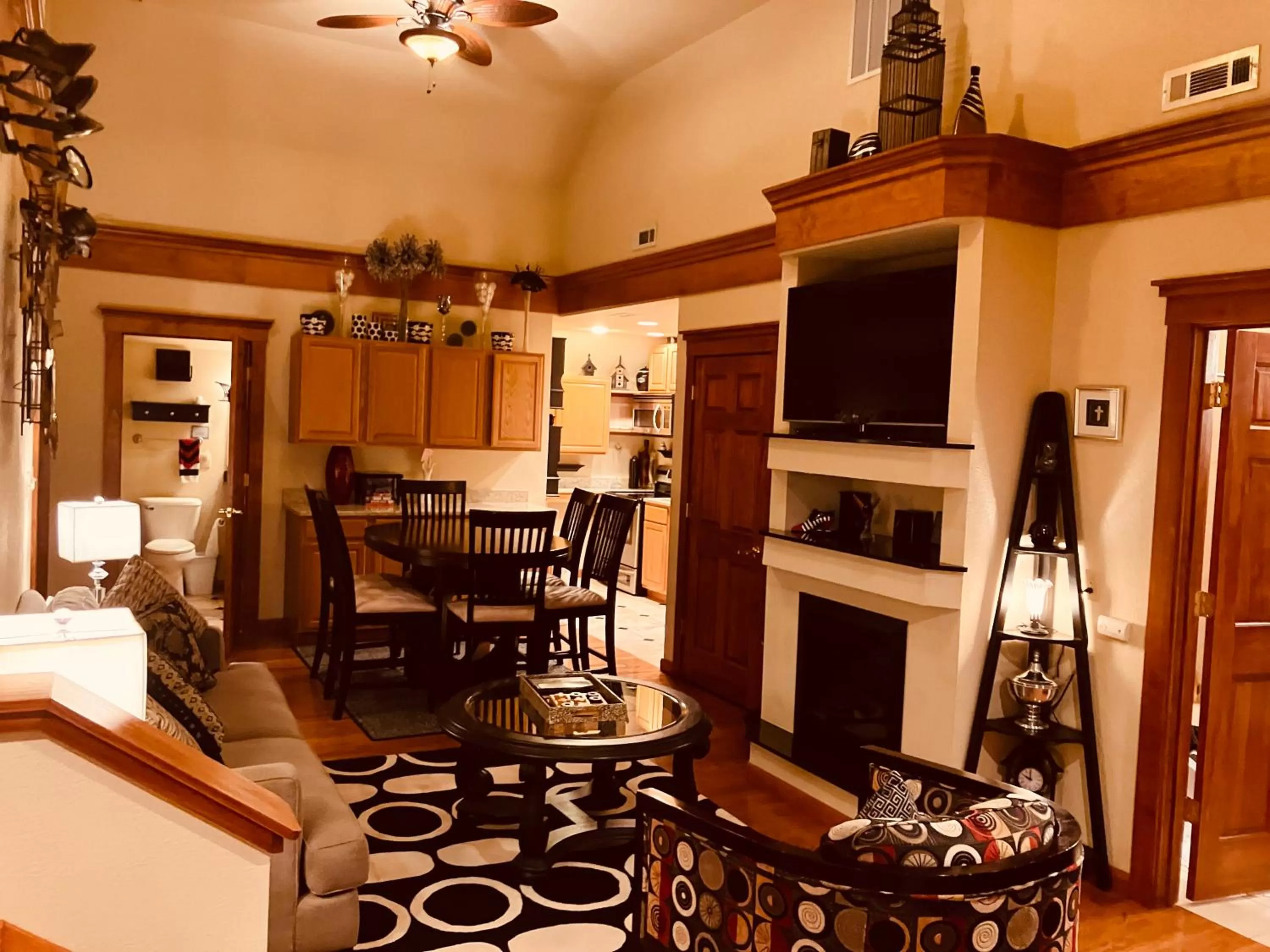 TV and multimedia in All Seasons Inn