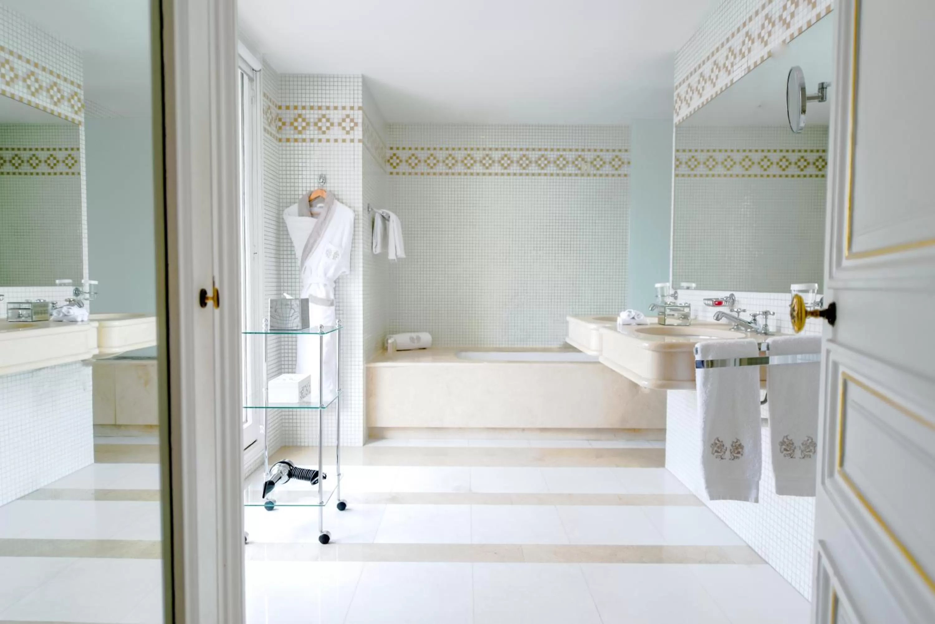 Bathroom in Hôtel Lancaster Paris Champs-Elysées