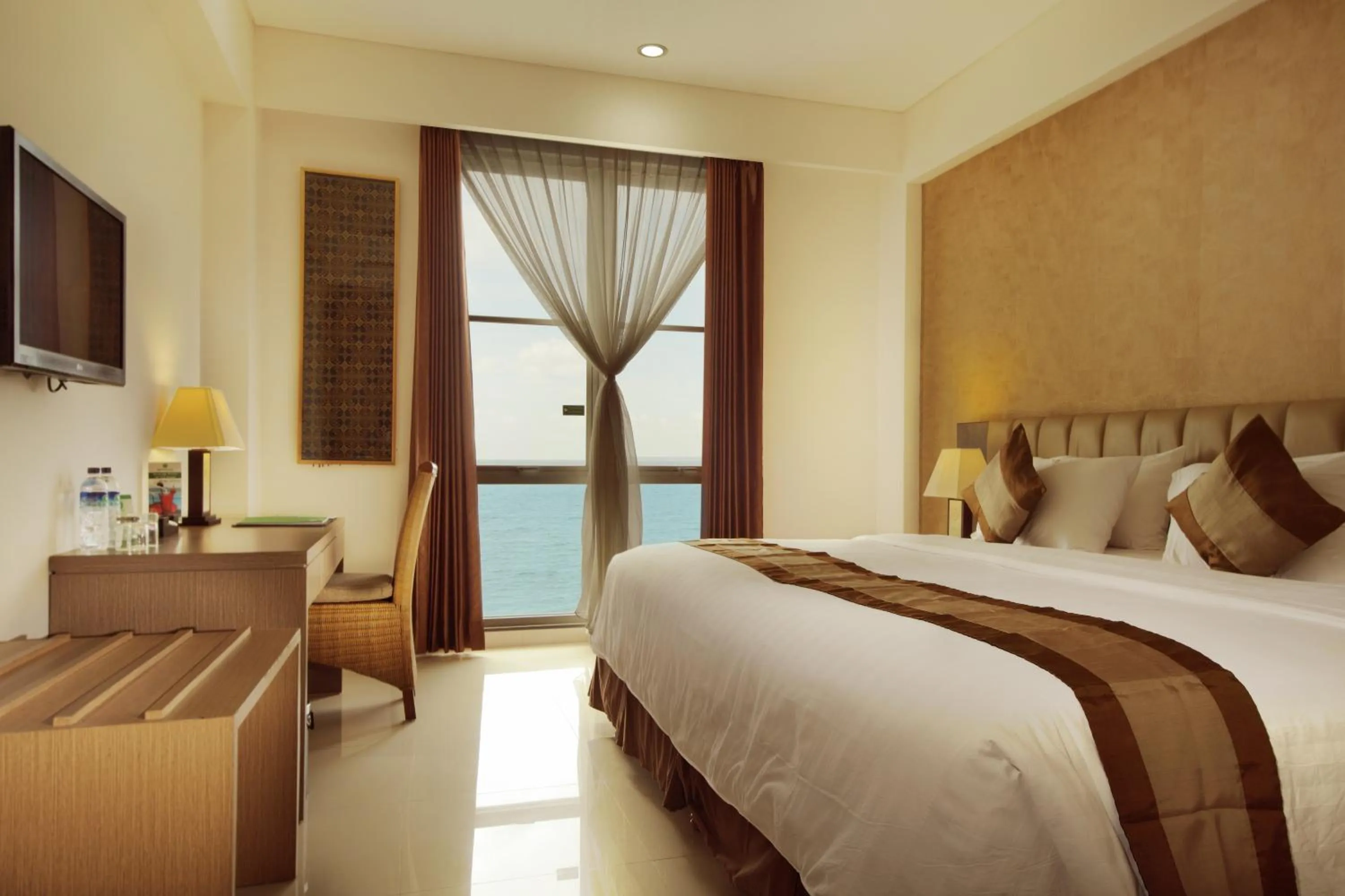 Photo of the whole room, Bed in Hotel on The Rock