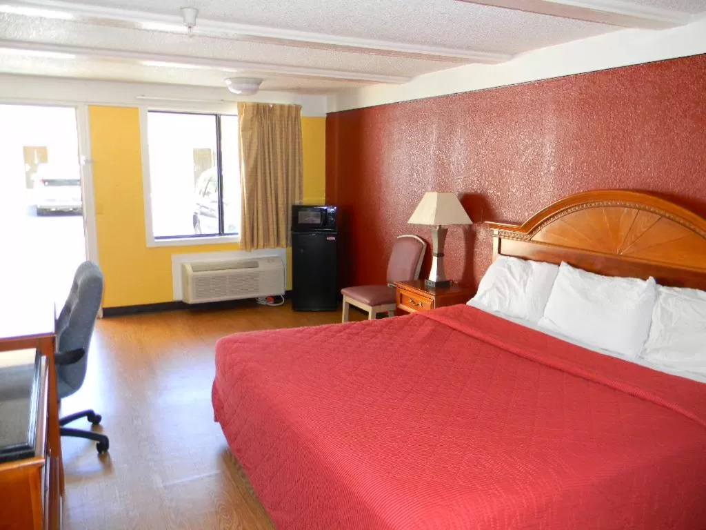 Photo of the whole room, Bed in SleepWell Stockbridge