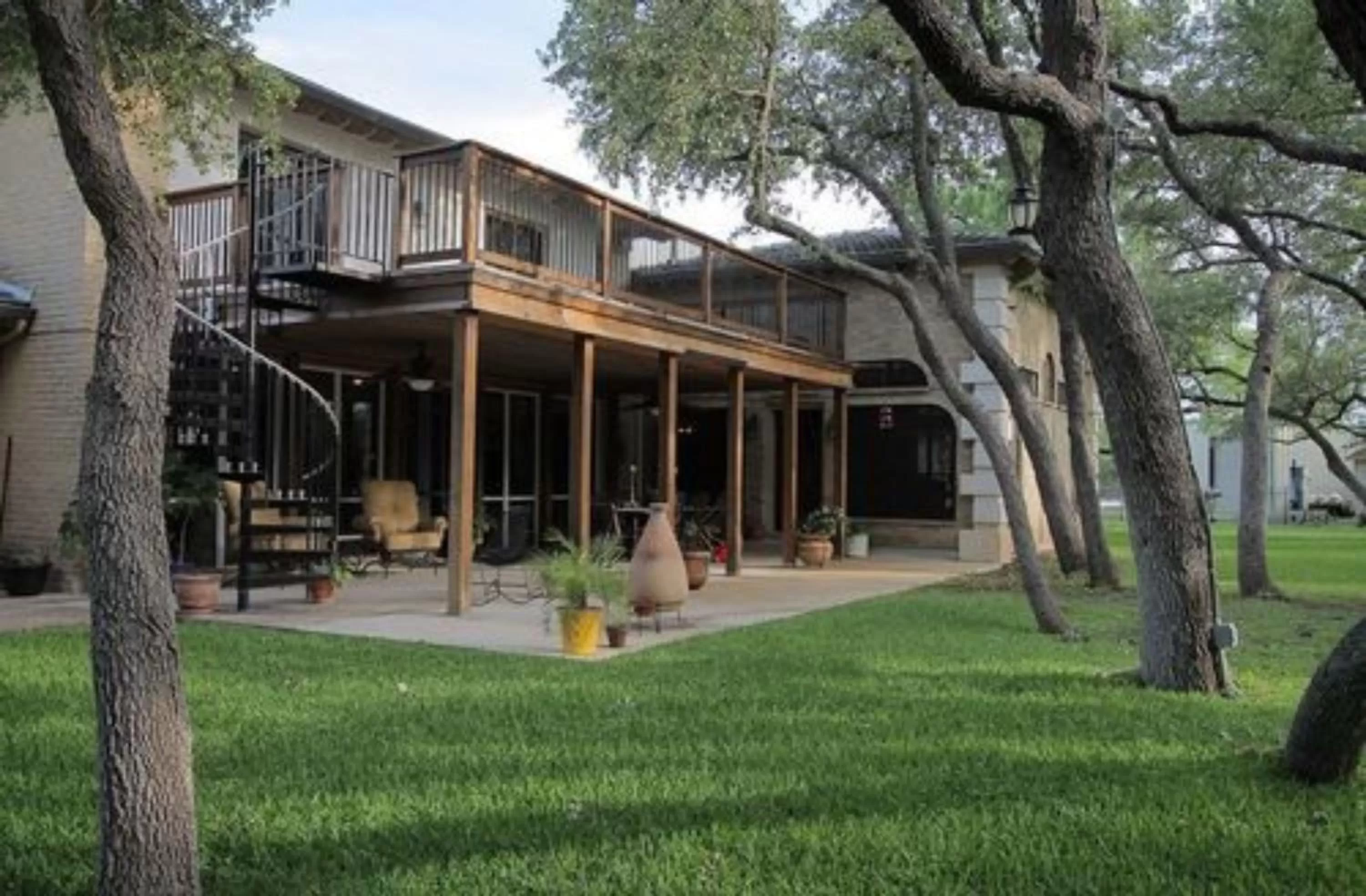Property building in Live Oaks Bed and Breakfast