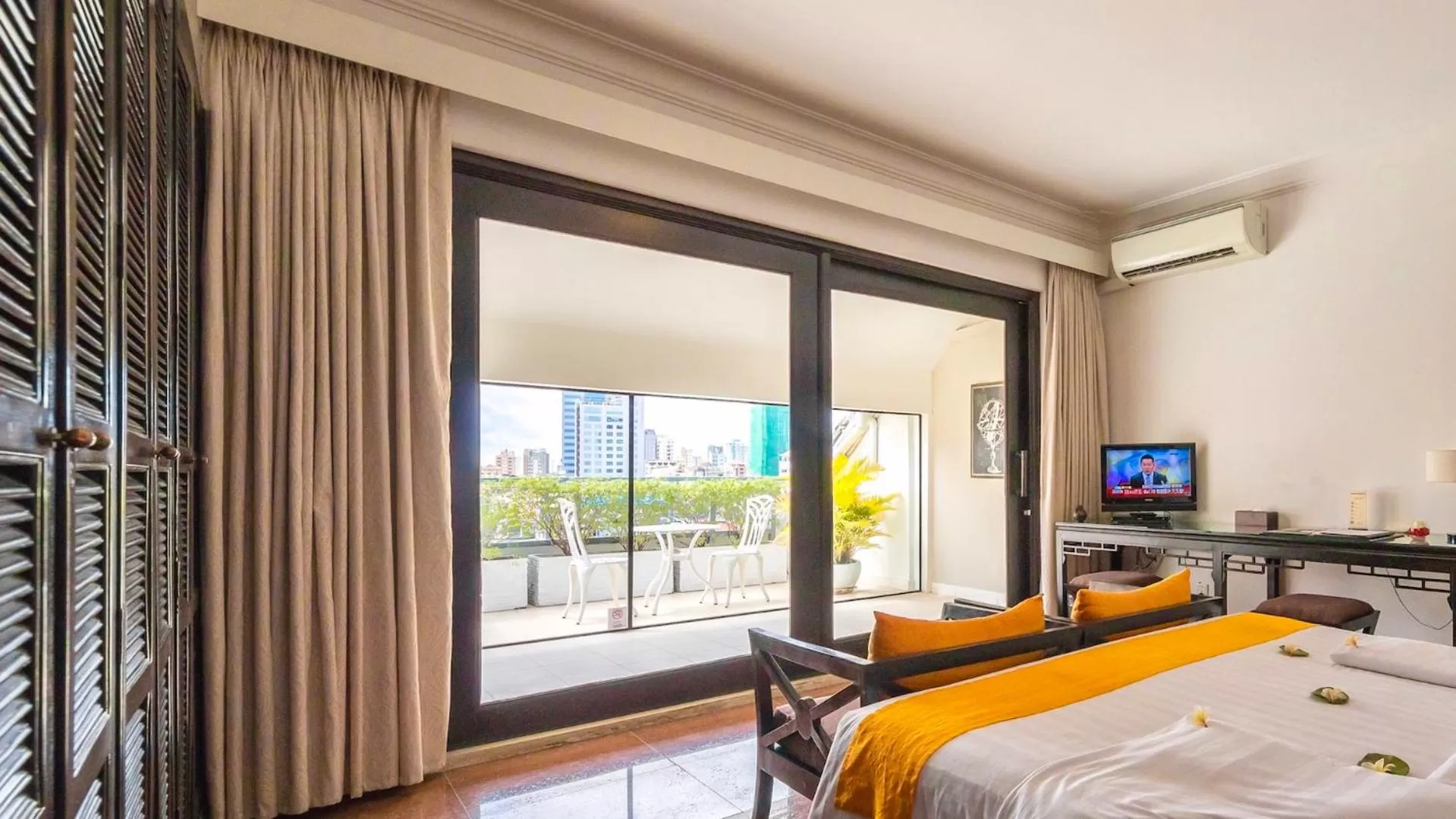 Garden, Bed in White Mansion 白色公馆