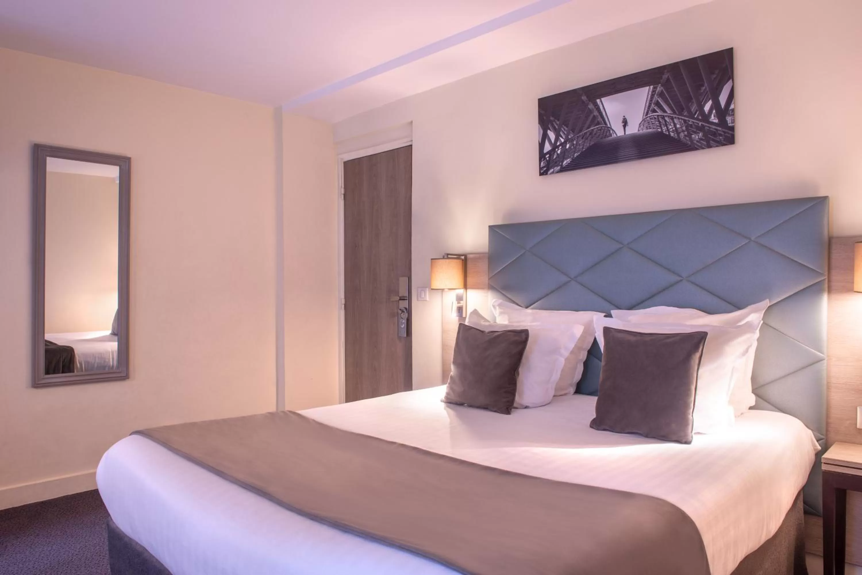 Bedroom, Bed in Hôtel Aston Paris