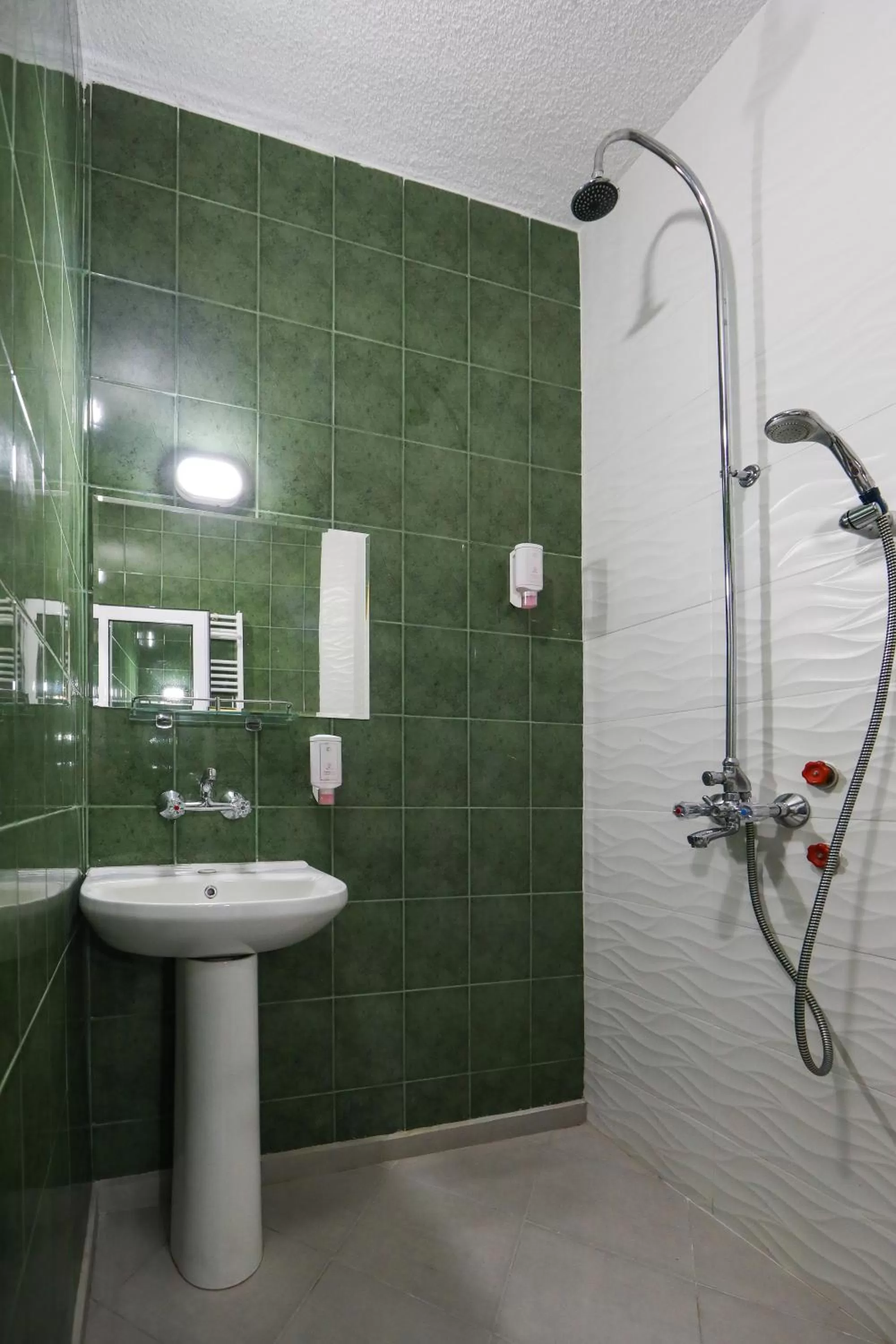 Bathroom in Complex Baroto