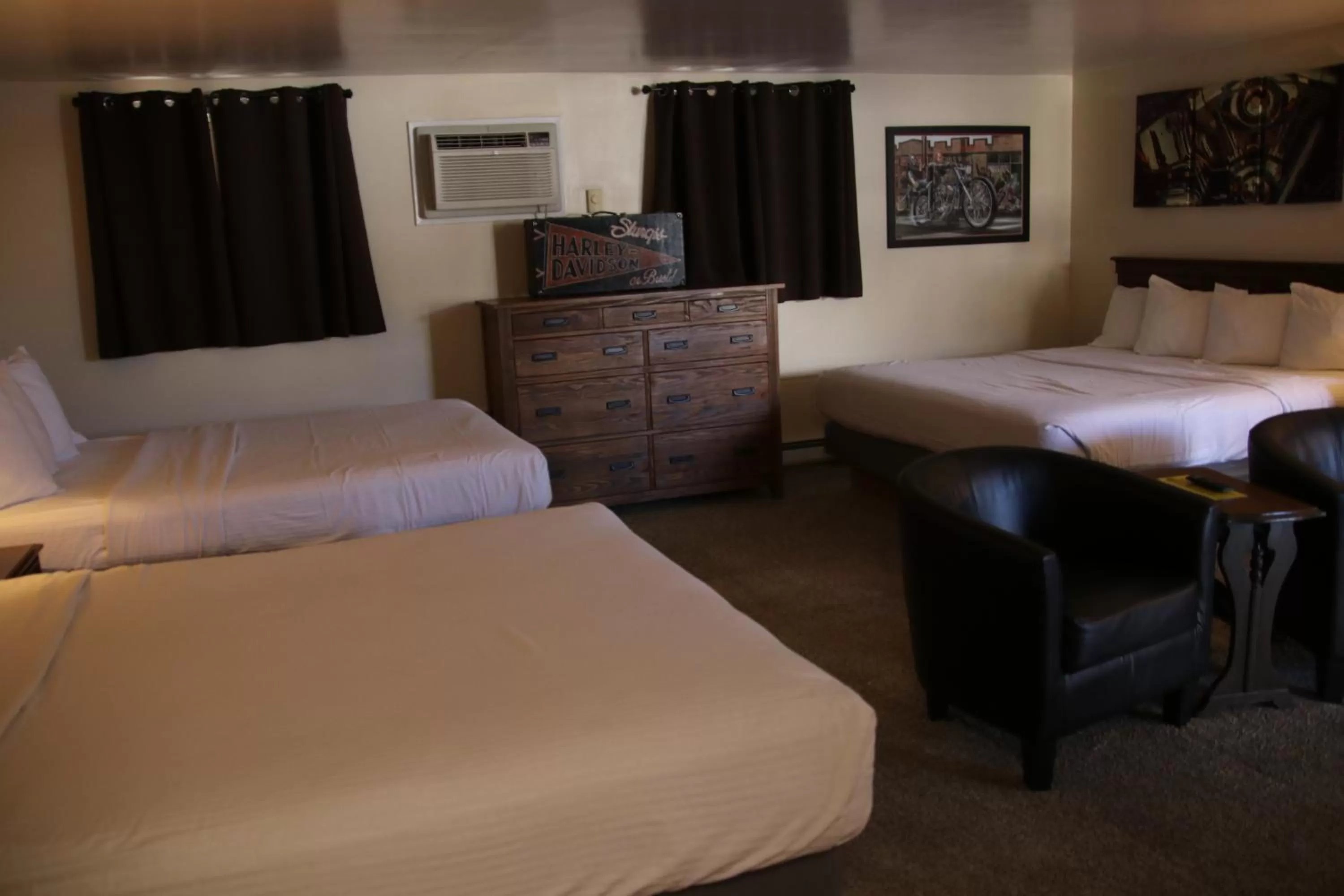 Photo of the whole room, Bed in Townhouse Motel
