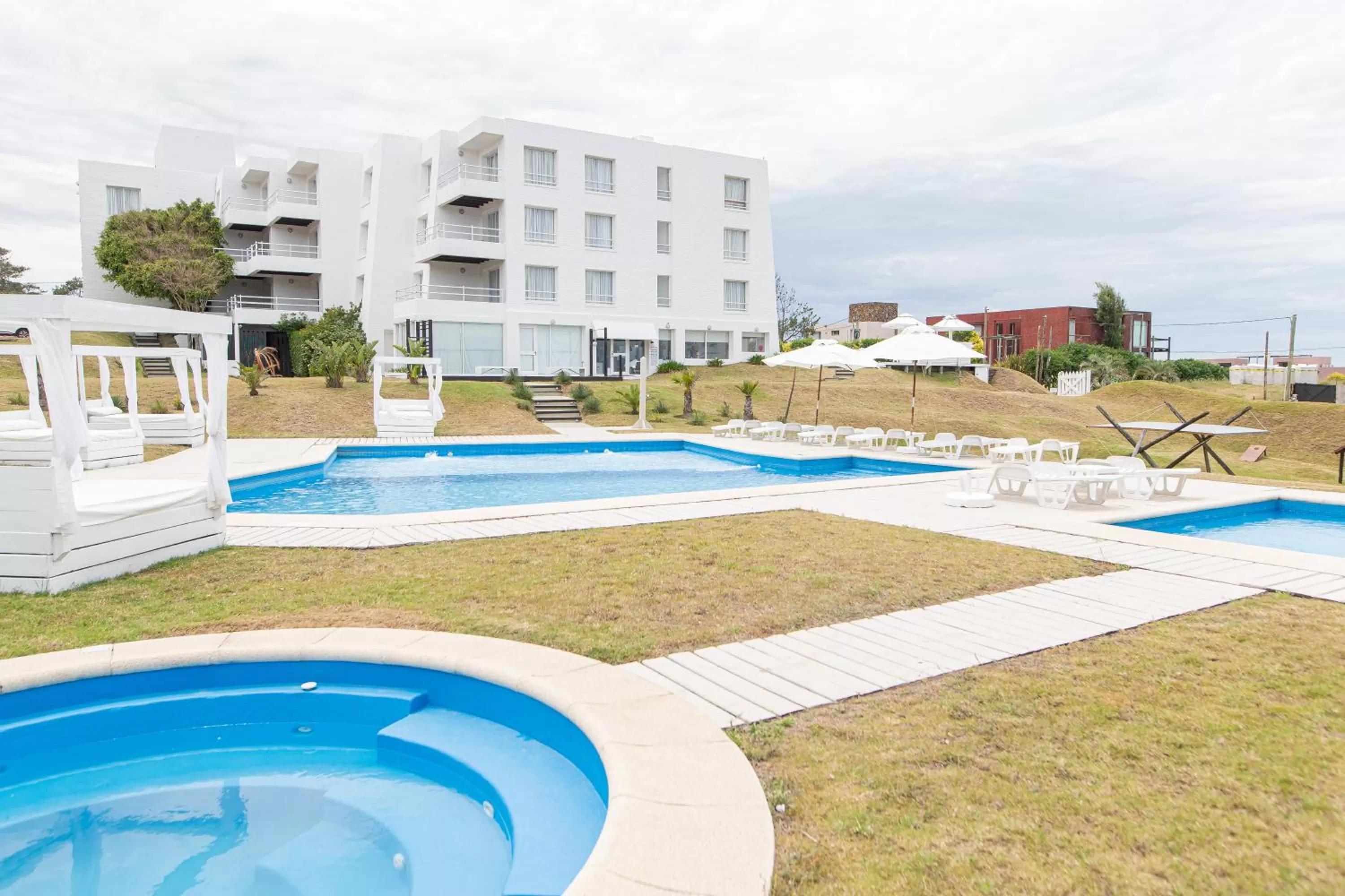 Hot Tub, Swimming Pool in Hotel Las Olas Resort