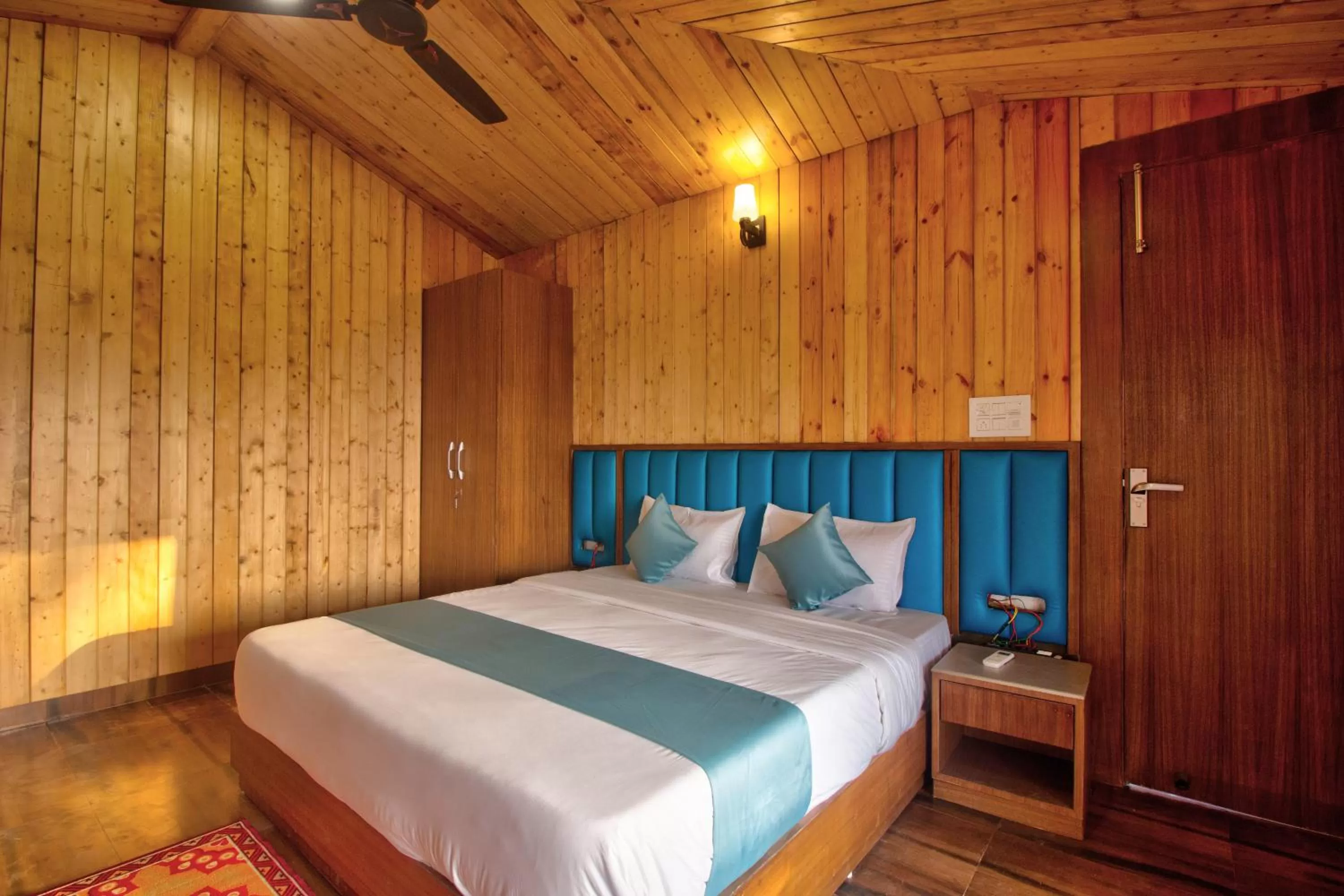 Photo of the whole room, Bed in Oceano Beach Resort