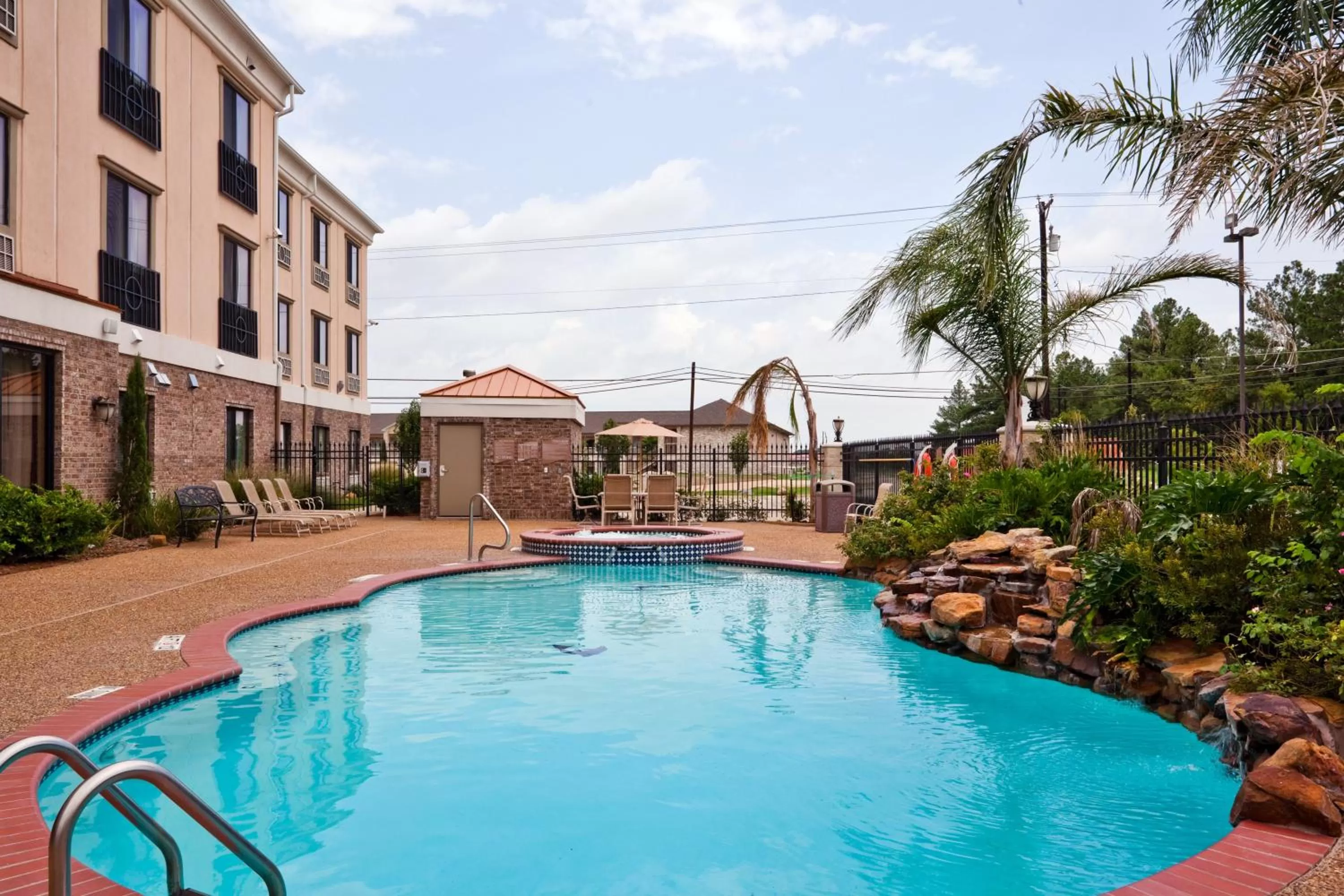 Swimming pool in Holiday Inn Express Hotel and Suites Fairfield-North by IHG