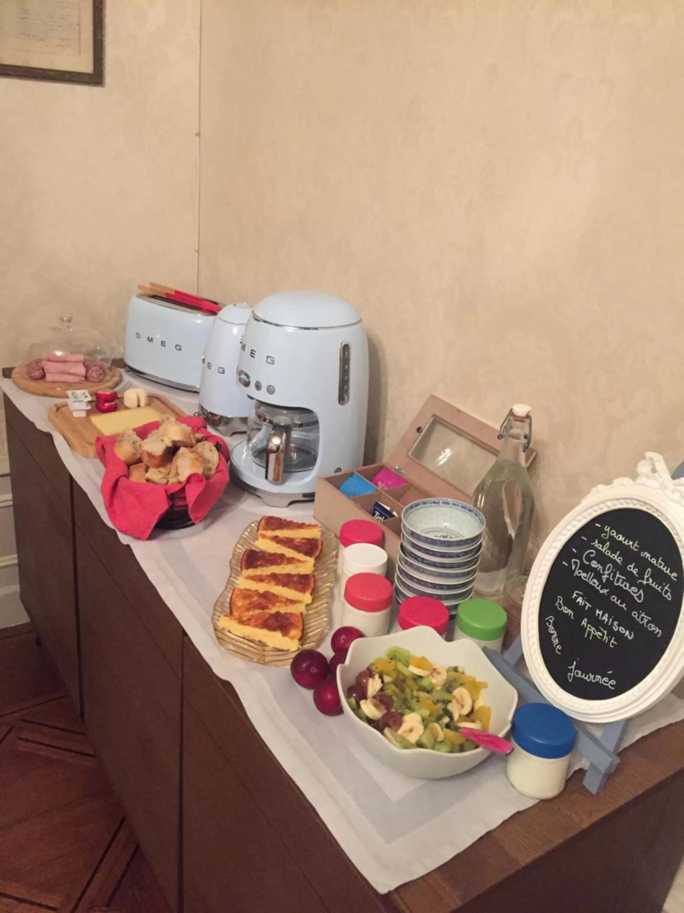 Buffet breakfast in L'Oustal