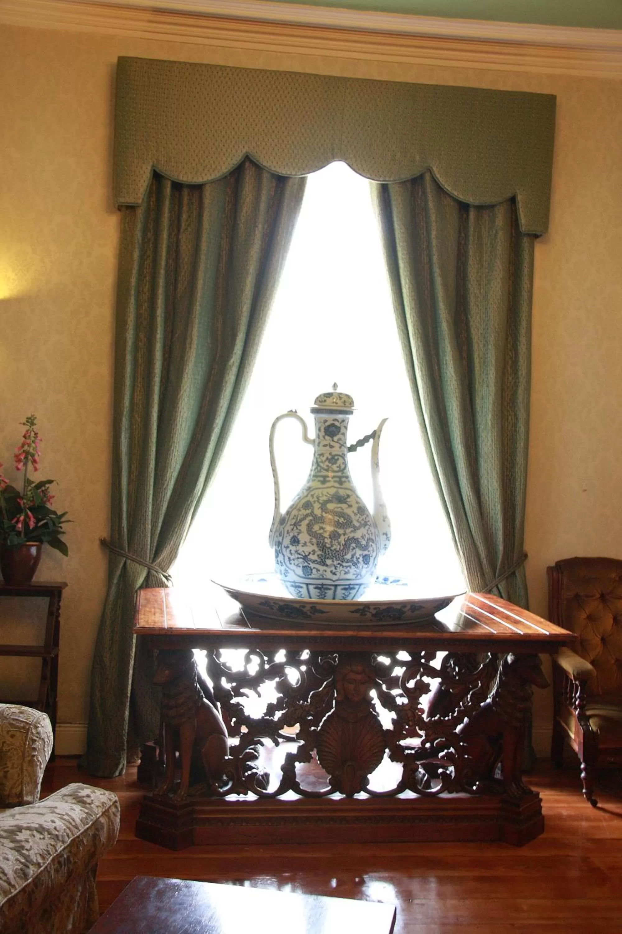 Decorative detail in Drummond Hotel