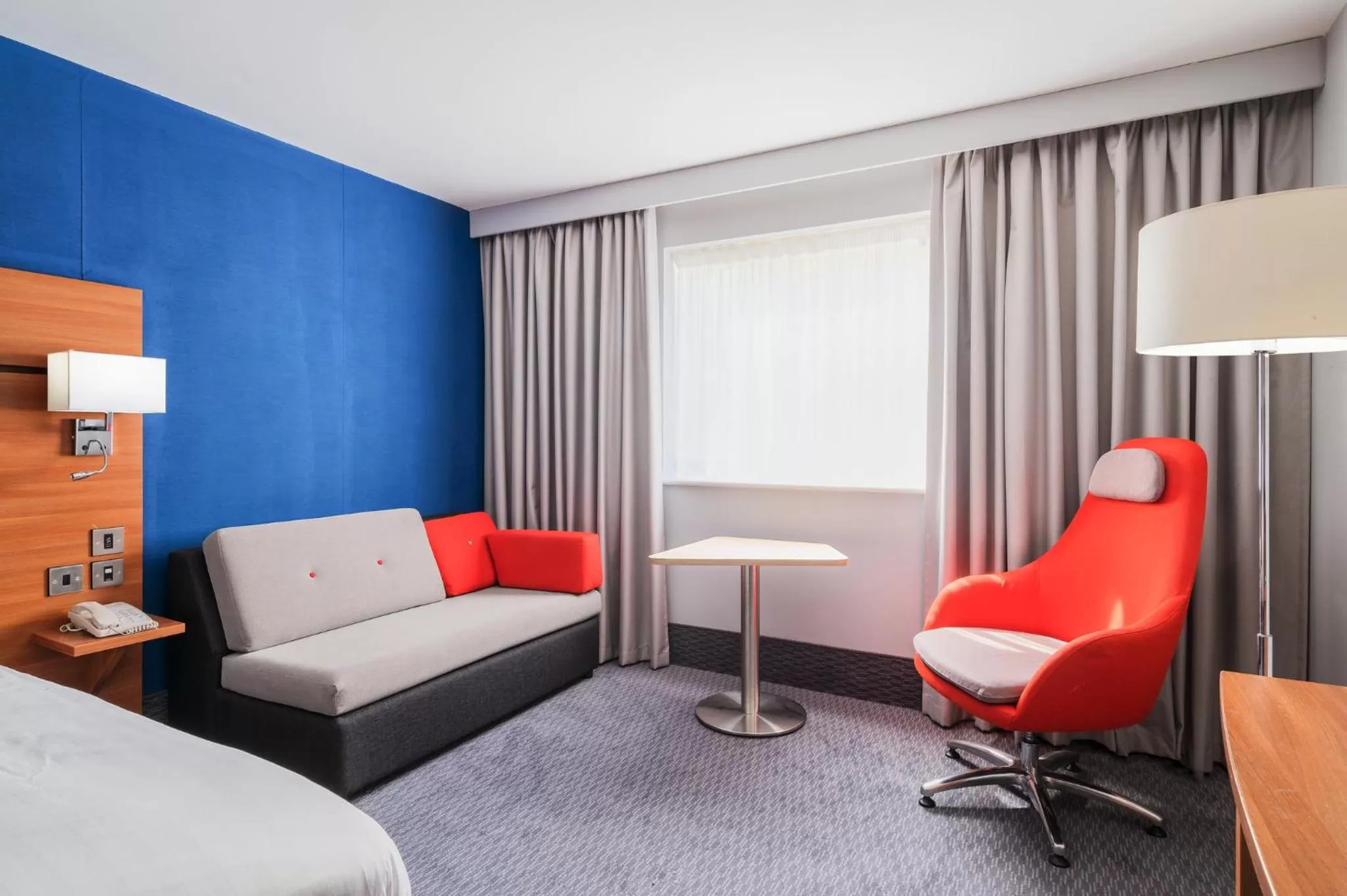 Bed in Holiday Inn Express Braintree by IHG