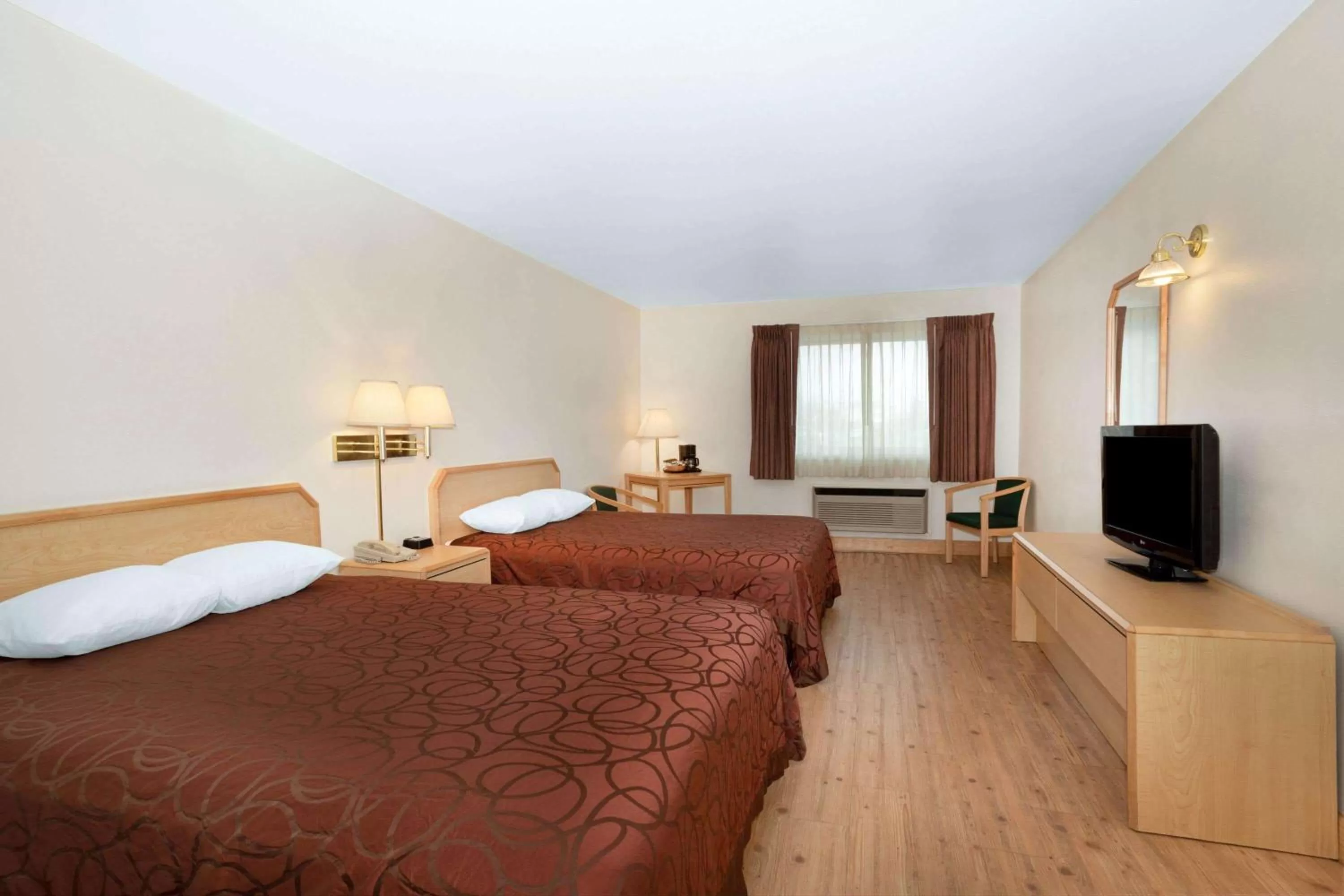 Photo of the whole room, Bed in Inn at Lander, Travelodge by Wyndham