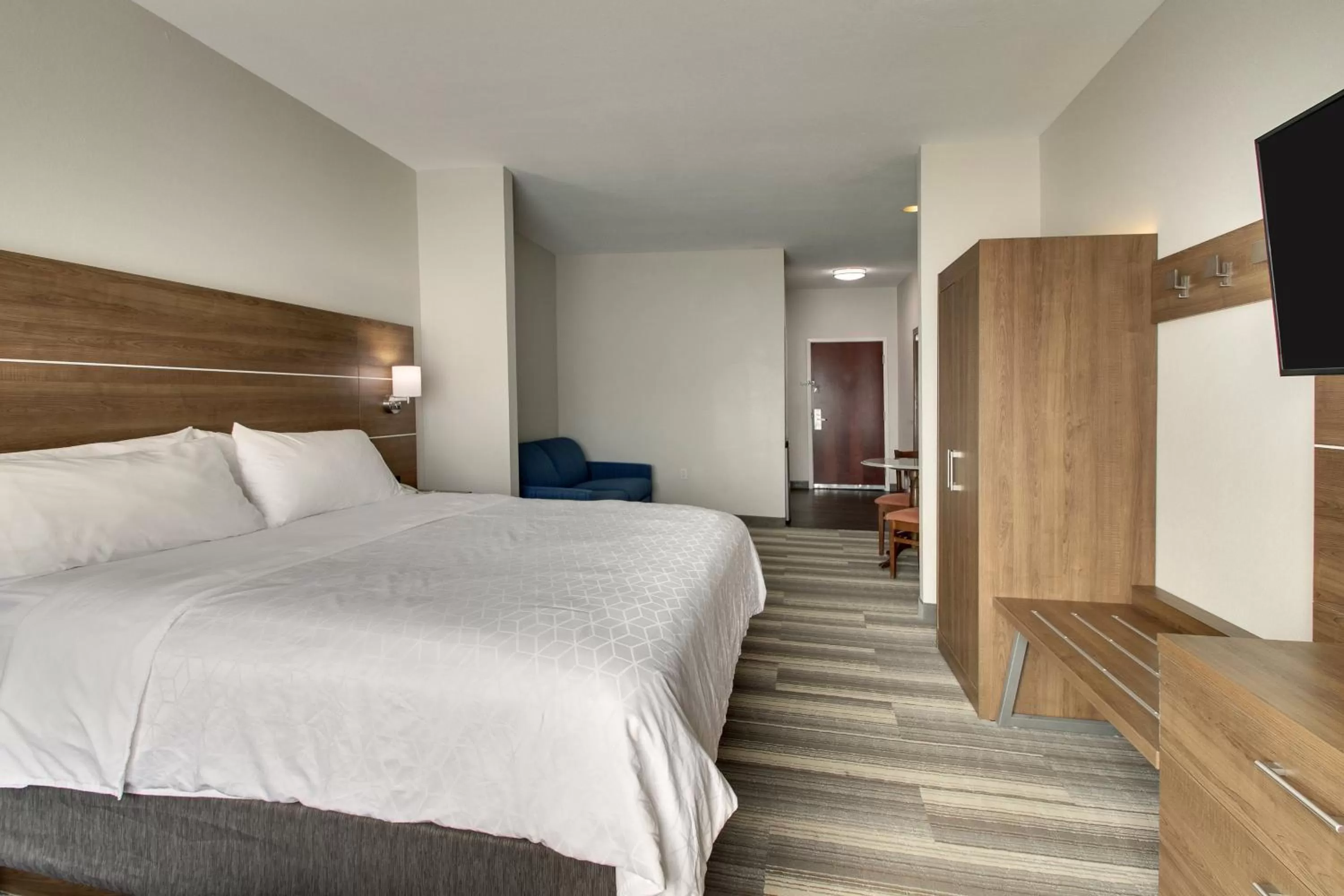 Photo of the whole room, Bed in Holiday Inn Express & Suites Laurel by IHG