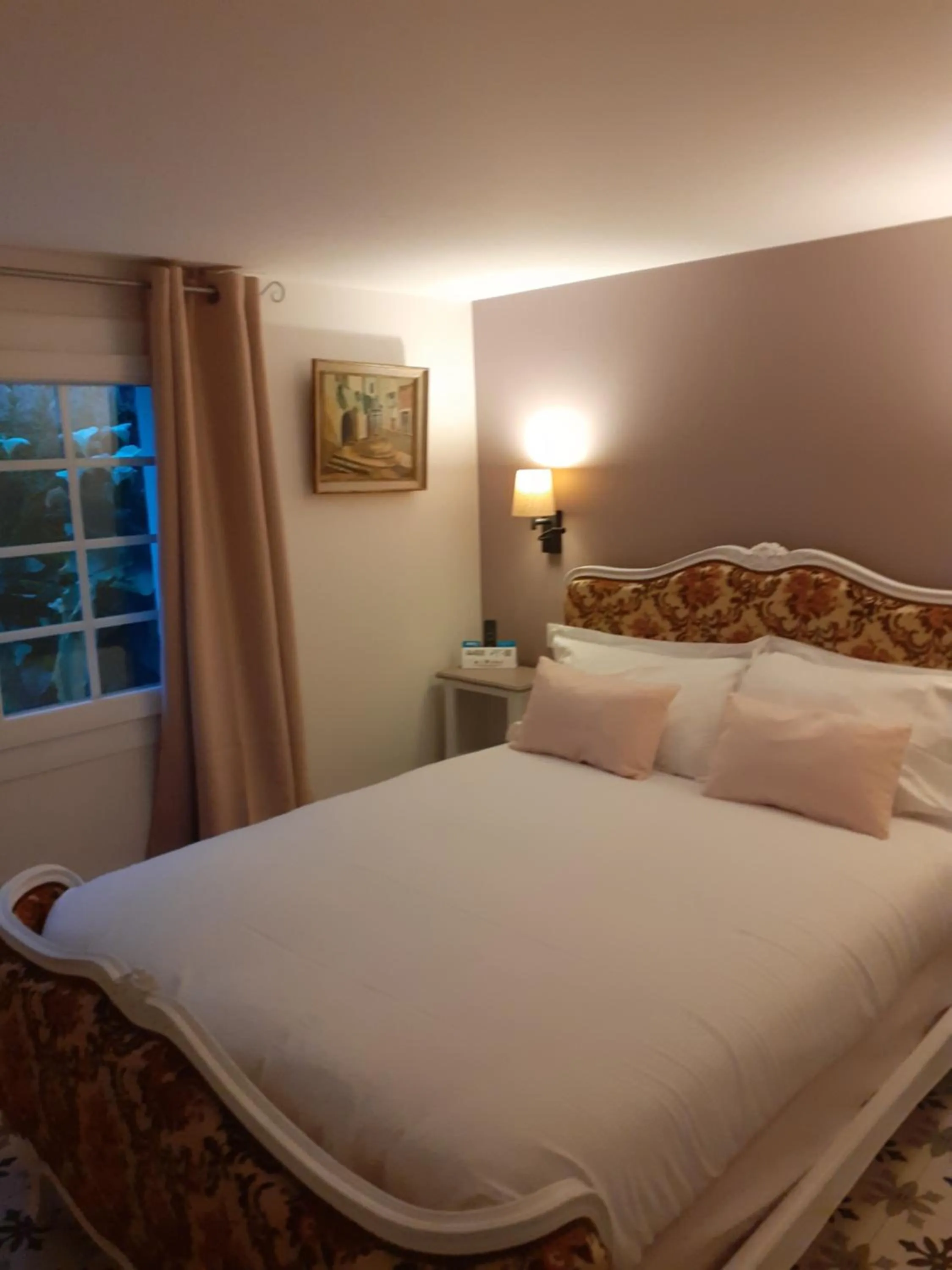 Bed in Hotel de Charme La Bonne Adresse - Logis hotels