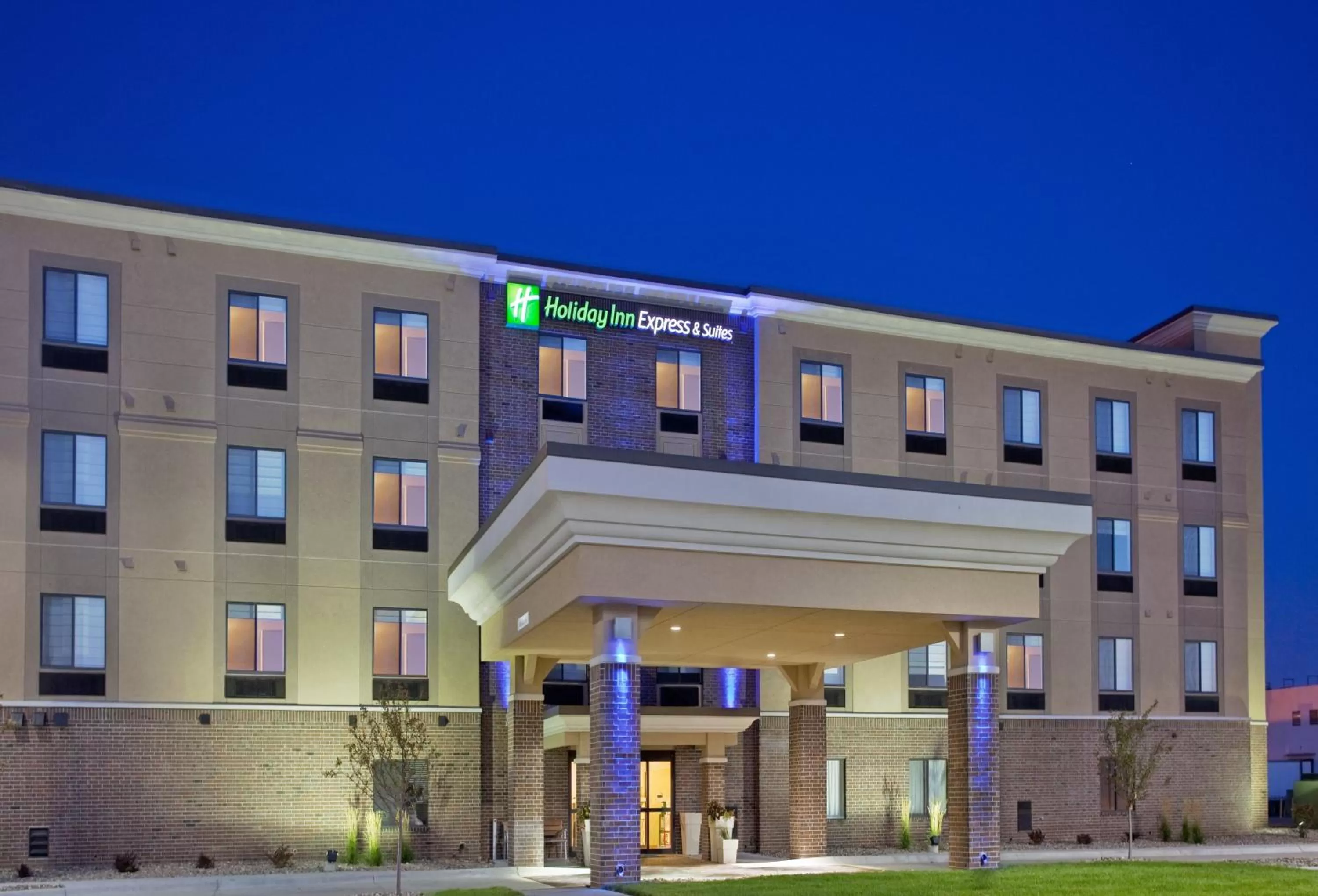 Property building in Holiday Inn Express & Suites Lincoln Airport by IHG