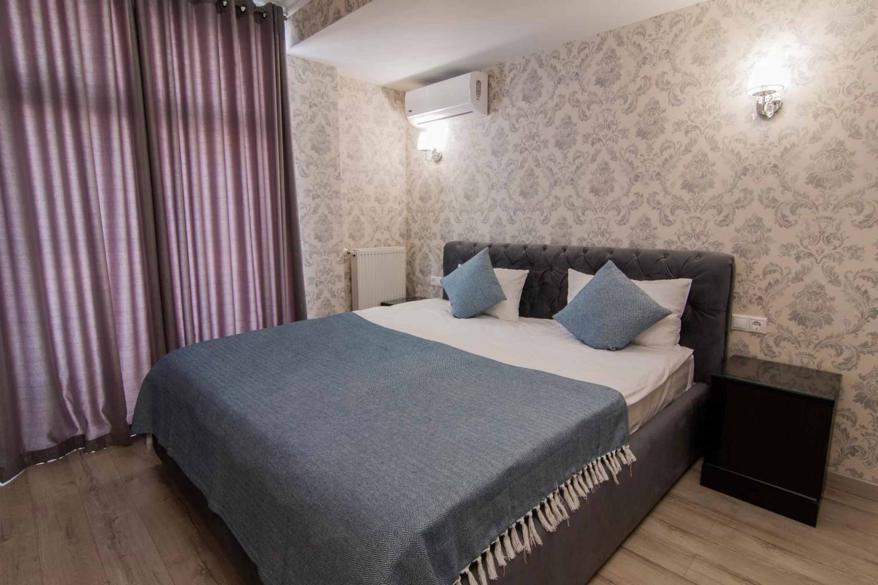 Photo of the whole room, Bed in Klassik Hotel