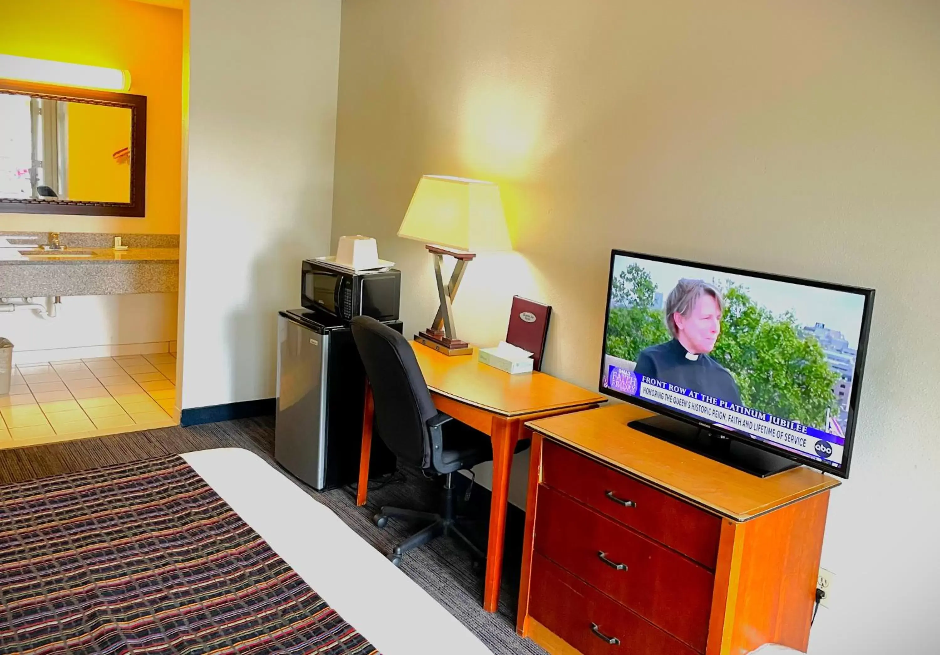 Triple Queen Suite in Skyway Inn - Seatac Triple Queen Suite in Skyway Inn - Seatac