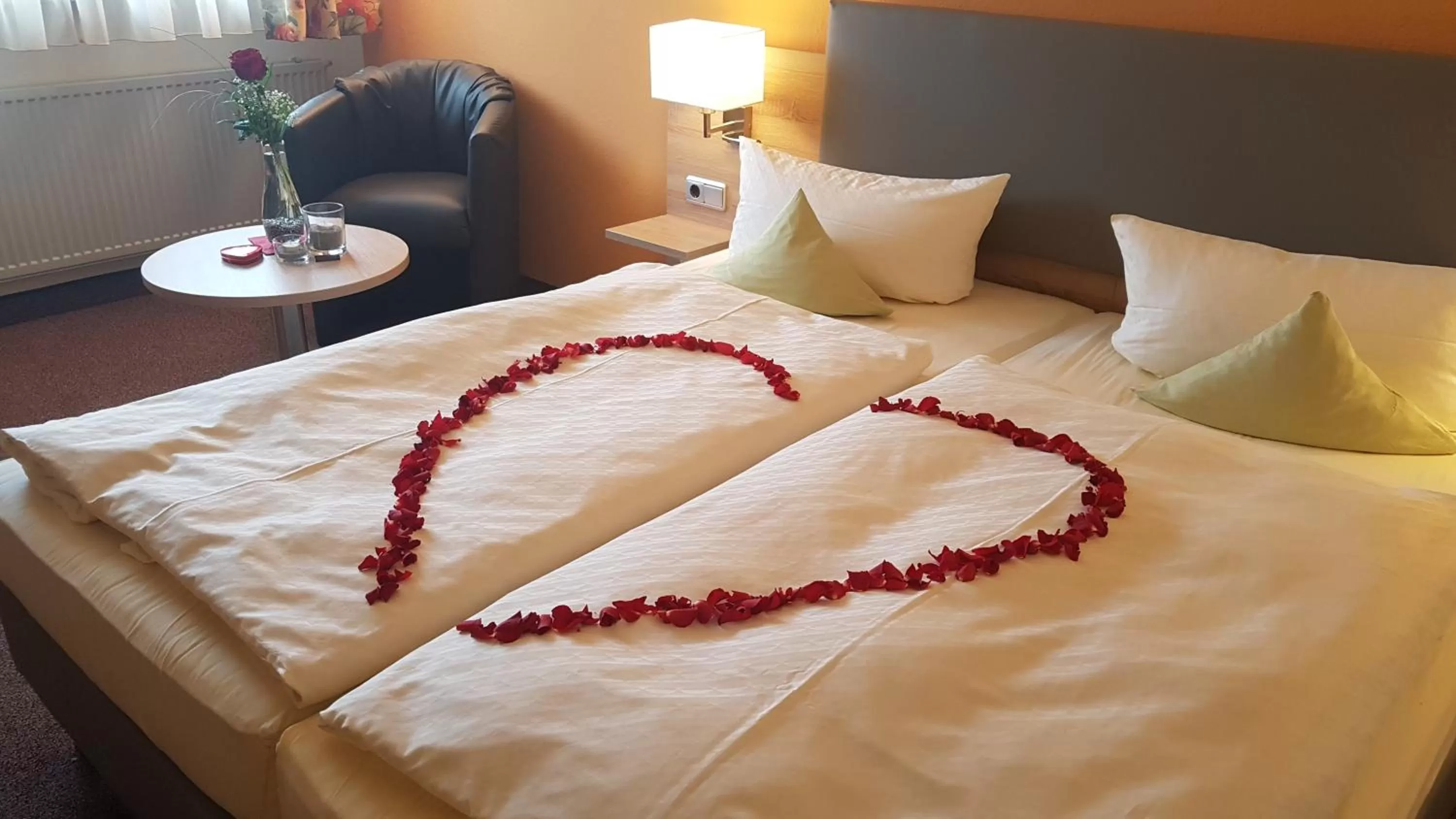 Photo of the whole room, Bed in Hotel Merian Rothenburg