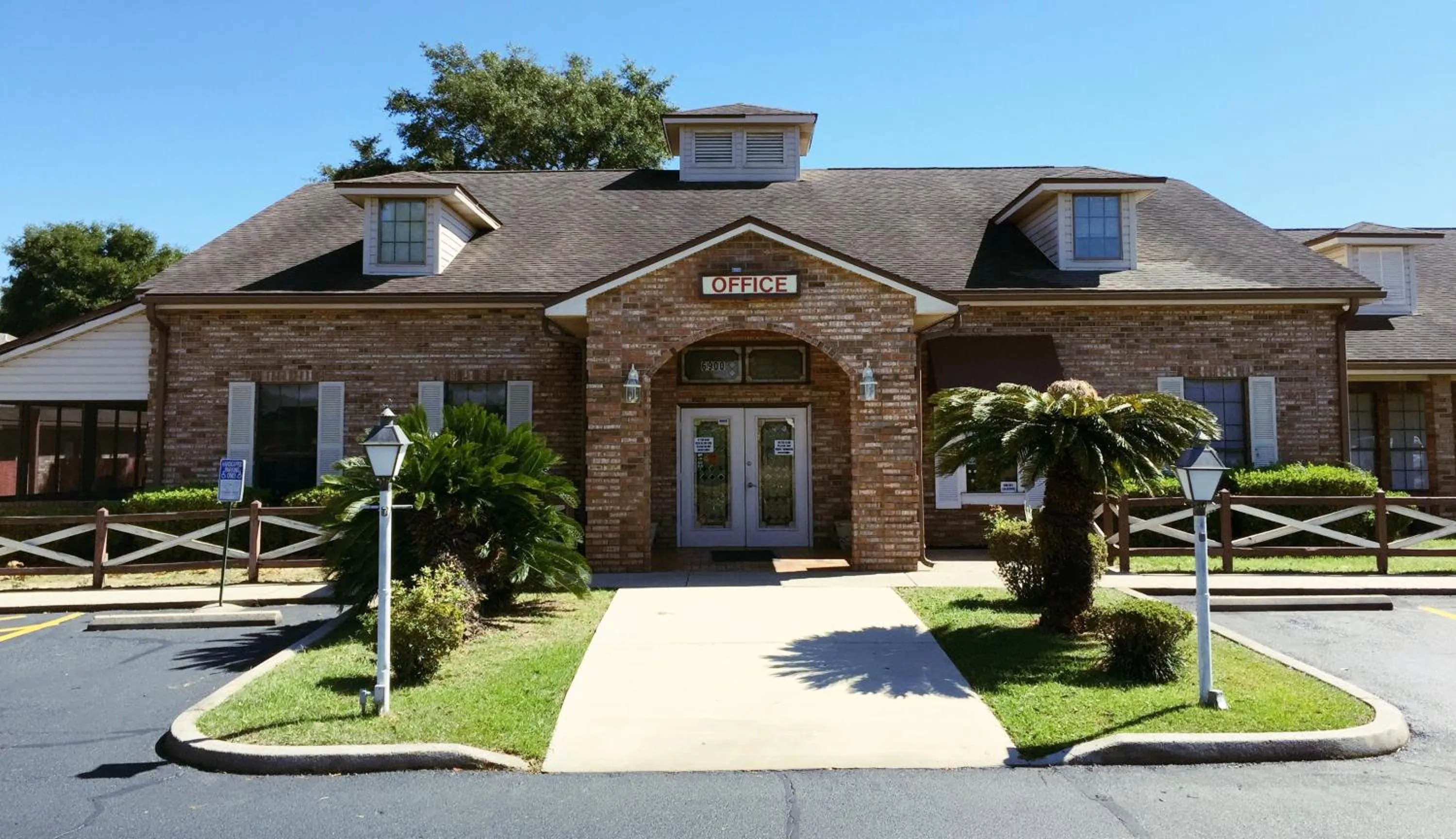 Property building in HOTEL DEL SOL - Pensacola