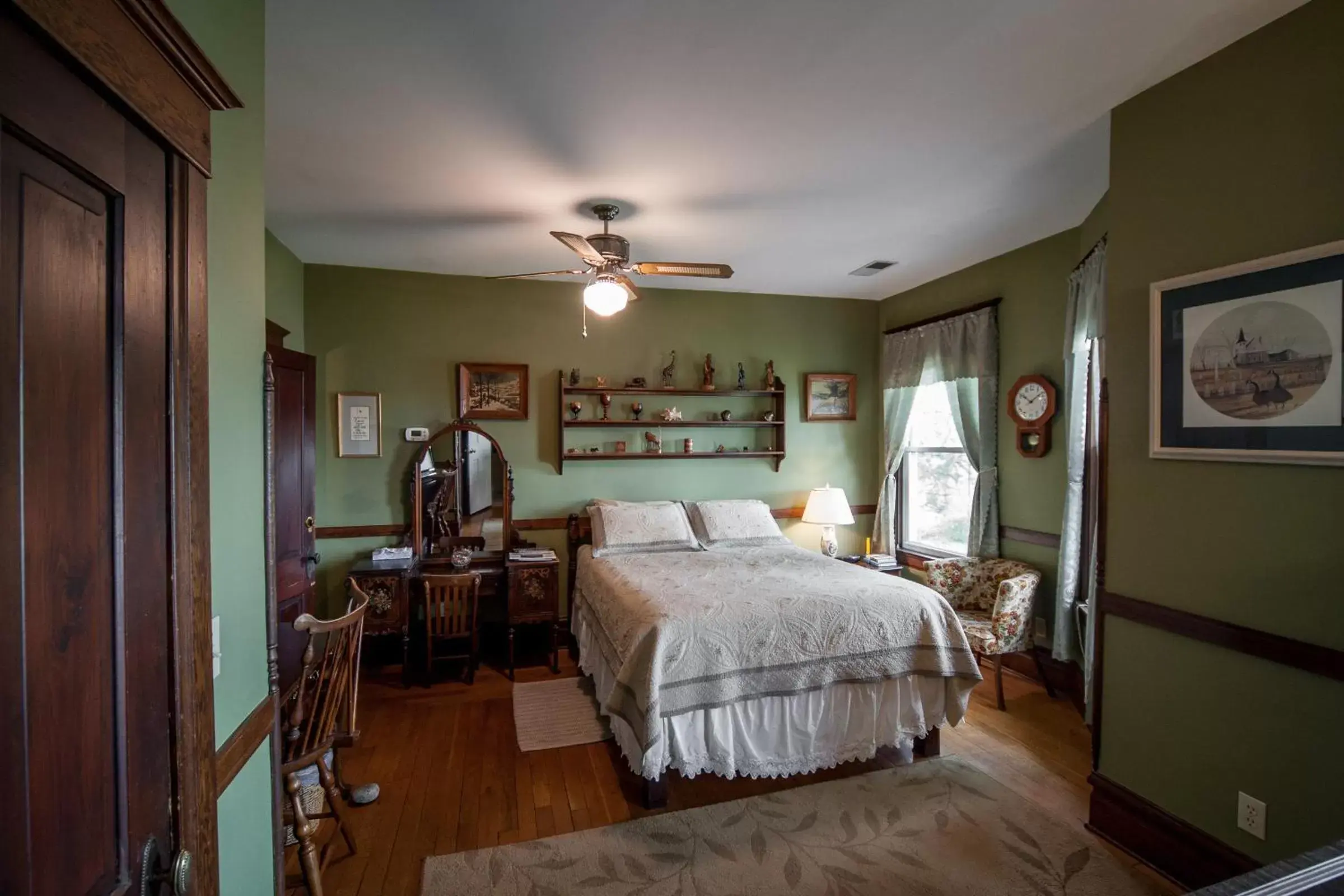 Queen Room in Friendly City Inn B&B Queen Room in Friendly City Inn B&B